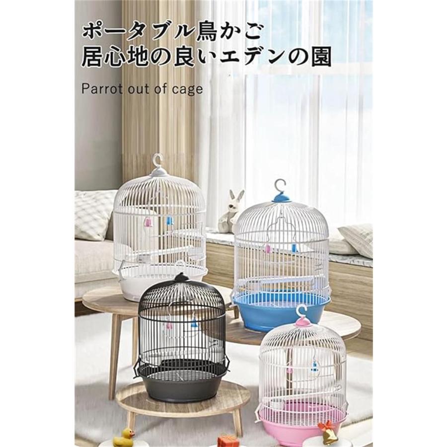 【食事、休憩、遊び場所一つに揃い】鳥小屋 鸚哥カバー付きエサ入れ2個付き、エサと水の溢れを防ぎます。バードケージブランコ付きスタイル 複数鳥でも喧嘩なく、自分なりのスペースを選びます。 【広くて快適さ】小型のインコケージですので、文鳥やカナリヤ、小型インコなど小鳥の飼育に適したケージ。円筒形の小鳥 ケージ。23*23**37cm小型サイズでも、ブランコ、止まり木などおもちゃを取り付けても充分広いので、小鳥も大満足。自由にレイアウト。 【お手入れ簡単】セキセイインコ ケージは底部に大きい引き出しトレイ、ケージの隅々までお掃除可能です。下にサッと引き出せるトレー、丸洗い可能、お手入れかんたん！漏れにくくお手入れも簡単なので安心して飼育できます。 【小鳥が逃げだすことを防ぐ扉】ペットが勝手に開けて脱走を防止するロックできるドアを設計し、飼い主さんでも安心。大きく開けるので餌入りも楽々！工夫次第では様々な形で小鳥飼育を楽しむことができます。 【移動便利】文鳥 ケージの上部にフック付き、お好きな場所へ手軽いに移動できます。おしゃれなデザイン