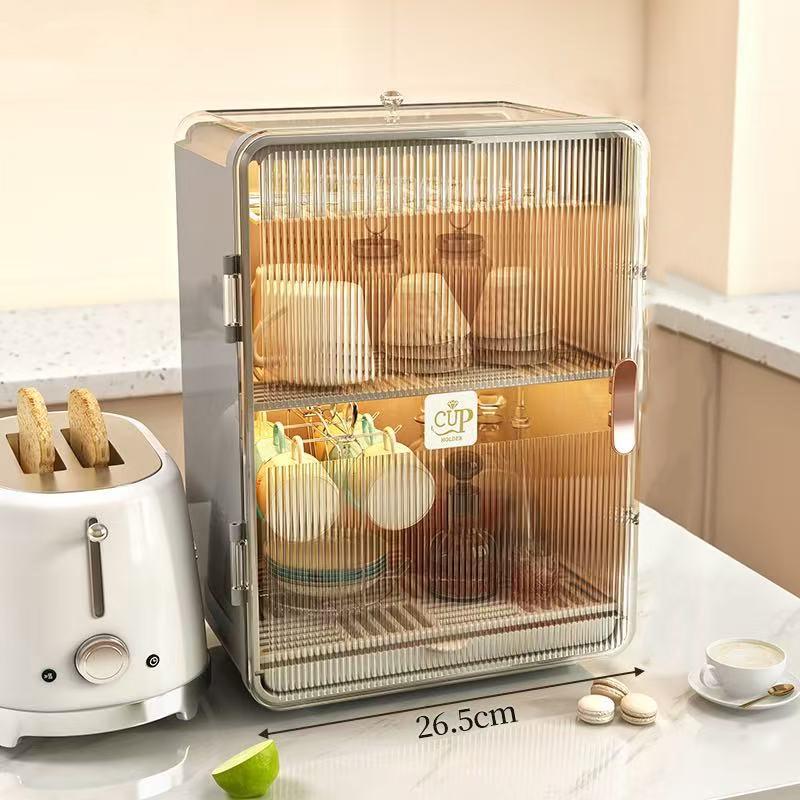 商品の説明 製品：A=約26.5*19*36.5cm。具体的なデザインは製品図を見てください。注意：哺乳瓶、コップ、食器などの製品は含まれていません。 PET、プラスチック素材を採用して、健康素材、沸騰水試験で異臭がなく、耐久性のある素材、耐熱性。 小ぶりなサイズなのでテーブルの上に置いても場所をとりません。 自然と水が流れ出る便利な機能性を備える事で、キッチンを素敵＆快適に演出するこだわりデザインです。取るのが簡単で、より多くの食器を収容する。 シックでおしゃれなビジュアルは出産祝いや引っ越し祝いのプレゼントに最適！機能的でスマートなので、受け取られた方にもお喜びいただけるはずです！ 水切りかご 大容量収納 台所収納用品 蓋付き 食器収納 インテリア 無地 シンク上 おしゃれ 水切り コップスタンド 防虫スパイスラック キッチン台 調味料ストッカー キッチンツールスタンド 多機能 お茶碗収納ボックス哺乳瓶収納 フード付 水切りセット 哺乳瓶 食器かご バスケット 水受け フタ付き 食器 カゴ フード付き 多機能哺乳瓶収納ボックス ほこり防止