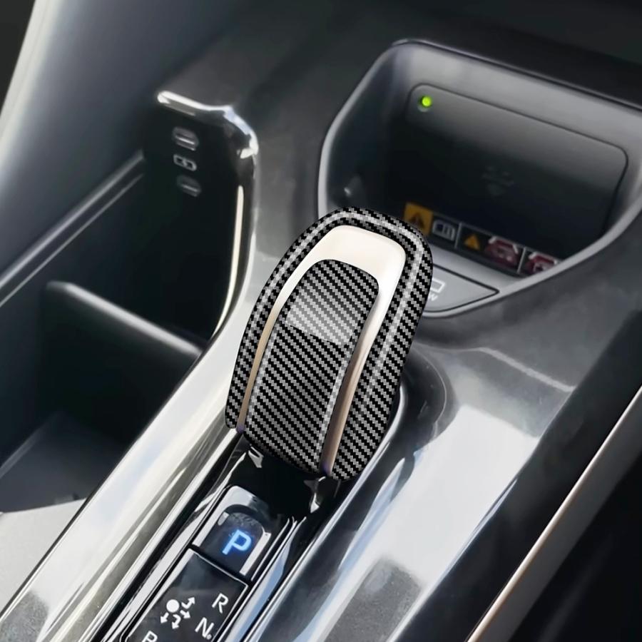 【商品説明】 高級感を表現したリアルカーボン！貼るだけで車内にドレスアップいただけます！ お手軽設置でノーマルから高級感を演出します！ 【適合情報】 新型クラウンエステート30系 (2023(令和5)年11月FMC~) Z/RS 全グレード対応 【商品内容】 商品数量：2P カラー：カーボン調/ピアノブラック 素材：ABS 取付方法：両面テープ取付