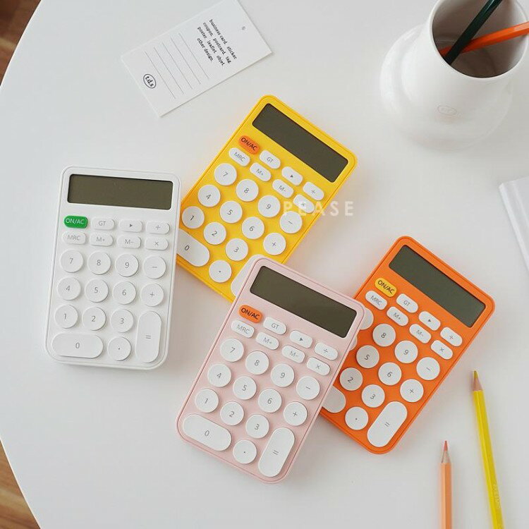 カラフルな色合いでデスク周りが明るく12桁の電卓です。ホワイトイエローオレンジピンクの4colorです。そのままデスクに置いておいてもインテリアになるおしゃれなデザインです。海外製品の為、多少の傷汚れ等がある場合がございます。予めご了承の上お買い求めください。【サイズ】14×8.7cm【素材】プラスチック 中国製カラフルな色合いでデスク周りが明るく12桁の電卓です。ホワイトイエローオレンジピンクの4colorです。そのままデスクに置いておいてもインテリアになるおしゃれなデザインです。海外製品の為、多少の傷汚れ等がある場合がございます。予めご了承の上お買い求めください。【サイズ】14×8.7cm【素材】プラスチック 中国製電卓 12桁 計算機 白 ピンク 黄色 ホワイト イエロー オレンジ ピンク