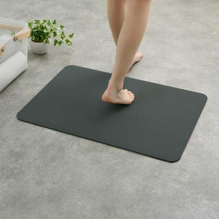 ■シンプルなデザインお部屋のインテリアにも馴染む珪藻土マットです。■吸水速乾足を置いた瞬間から、すぐに吸水・速乾し始めます。■割れないソフトタイプの珪藻土マットなので、割れる心配がいりません。■抗菌・消臭表面が常に乾いているから菌が繁殖しにくい！さらに珪藻土ならではの消臭効果も。■お手入れ簡単水でサッと洗って風を通すだけ。■ノンアスベストアスベスト不使用なので安心してご使用いただけます。●商品サイズ（cm）幅約50×奥行約70×高さ約0.4●商品重量約0.83kg●材質炭酸カルシウム、天然ゴム、ポリウレタン、ポリエステル、珪藻土（検索用：珪藻土 バスマット 珪藻土マット 珪藻土バスマット マット 足拭きマット お風呂 キッチンマット 水切りマット ソフトマット 珪藻土 バスマット 珪藻土マット ）最強翌日配送対象商品に関するご案内 最強翌日配送対象商品・対象地域に該当する場合は最強翌日配送マークがご注文カゴ近くに表示されます。 最強翌日配送可能なお支払方法は【クレジットカード、代金引換、全額ポイント支払い】のみとなります。 下記の場合は最強翌日配送対象外となります。 ・15点以上ご購入いただいた場合 ・時間指定がある場合 ・ご注文時備考欄にご記入がある場合 ・決済処理にお時間を頂戴する場合 ・郵便番号や住所に誤りがある場合 ・最強翌日配送対象外の商品とご一緒にご注文いただいた場合 ・お届け先住所文字数が40文字以上の場合