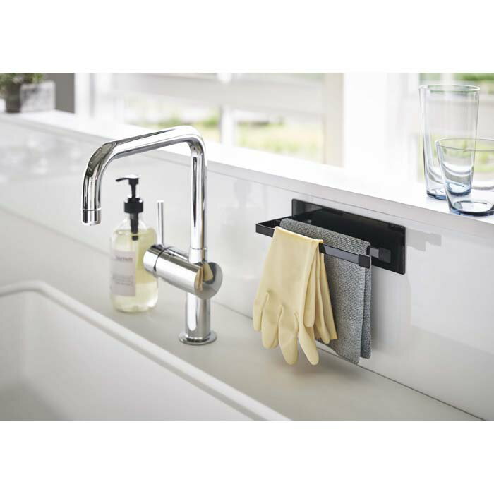 マグネット布巾ハンガー タワー スリム ブラック 山崎実業 壁 磁石 貼り付け 浮かせる 収納 キッチン タオル 付近 クリーナー スタンド 乾かす 引っ掛け 置き場 スペース 活用 収納 簡単取り付け おしゃれ シンプル ギフト シンク 冷蔵庫