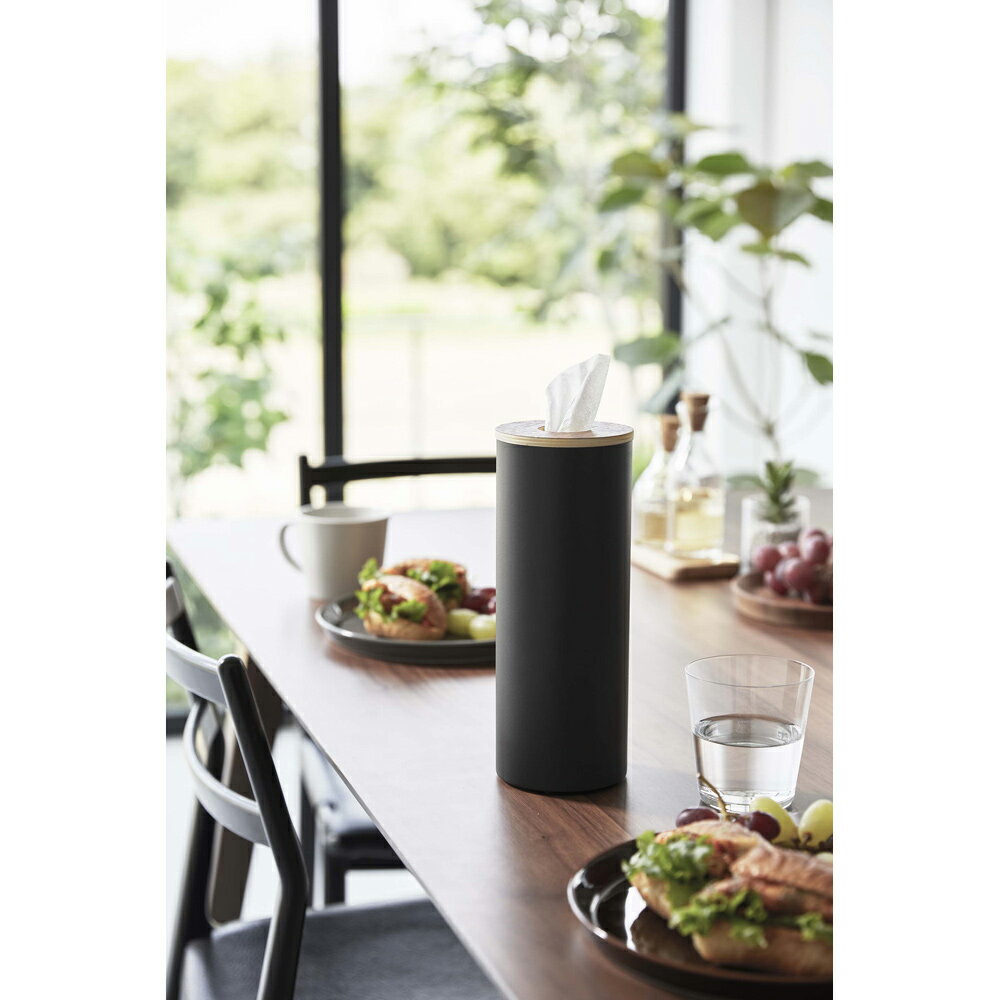 商品詳細 ●ボトル型のスタイリッシュなティッシュケース 場所をとらない縦型のデザイン 上からティッシュを取り出せるボトル型なので、ボックス型に比べて省スペースで置き場所を選びません。 安定感のあるスチール製のティッシュケース スチール製で重さがあるので安定感があり、スムーズにティッシュを取り出せます。 パッキン付きの蓋で詰め替え簡単 ティッシュの詰め替えが簡単なパッキン付きの蓋。 一般的なサイズのティッシュペーパー：枚数400枚（200組）に対応。 メーカー 山崎実業 商品 ボトル型ティッシュケース リン L 5981 サイズ・重量(約) 約W9.2×D9.2×H23.8cm内寸：本体：直径約8.8×H22cm　蓋開口部：直径約3.5cm 材質 ◆材質：本体：スチール(粉体塗装)　蓋：天然木積層合板　パッキン：シリコーン 原産国 中国 注意事項 ※ティッシュボックス・ソフトパックティッシュをそのまま入れることはできません。 ※商品到着後、万が一不具合があった場合は7日以内に店舗までメールにてご連絡ください。 それ以降の連絡に関しましてはご対応できかねる場合がございます。 お使い頂いておりますモニター環境によりましては商品のお色味が実際の物と異なる場合がございます。 予めご了承のほどお願い申し上げます。