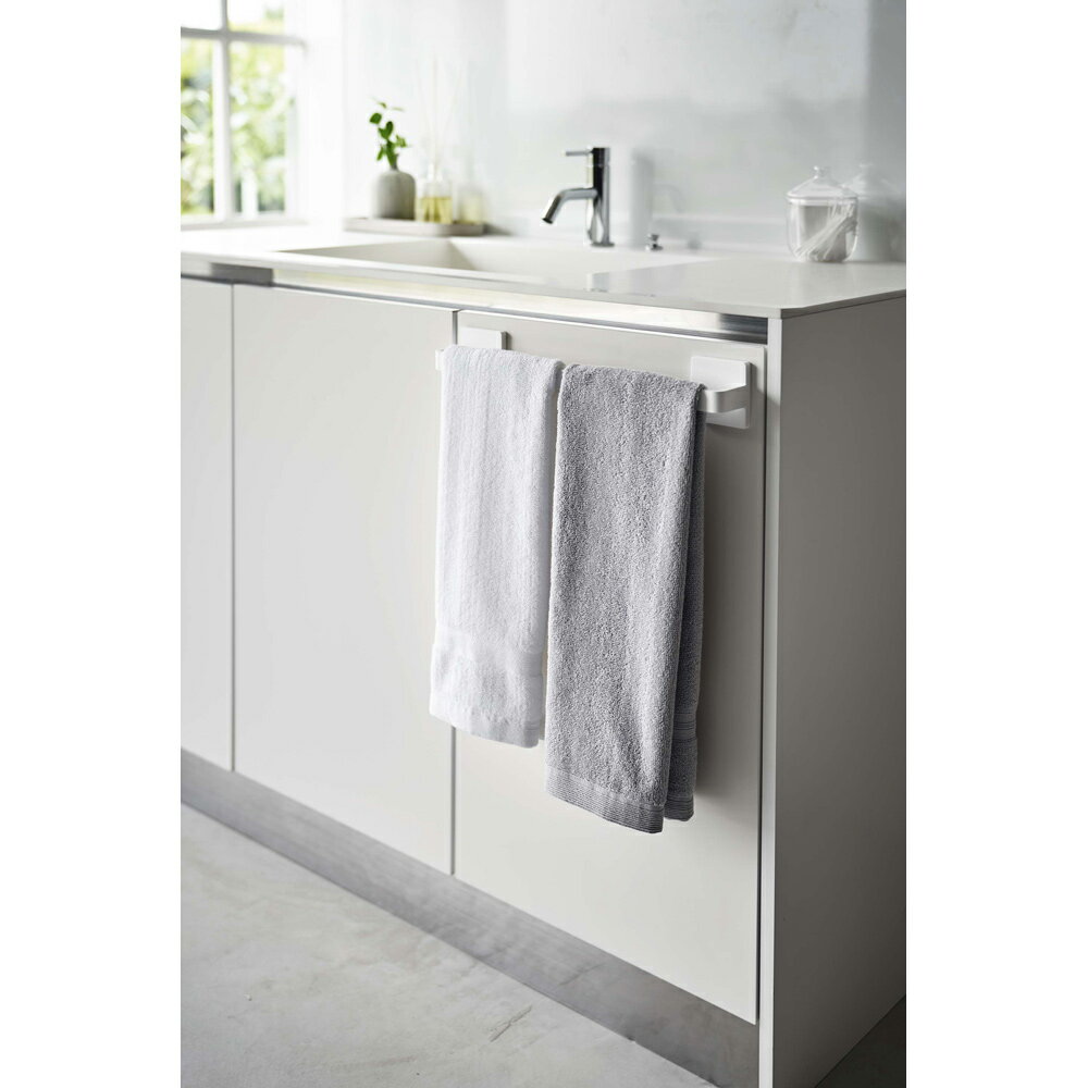 商品詳細 フィルムフックで簡単取り付けの幅36cmワイドタオルハンガー。 【POINT】 ●フィルムフックでお好みの位置に簡単取り付け キッチンパネル・ドア・引き出しなどの光沢のある壁面に簡単に取り付けられます。 家族間でのタオルの使い分け...