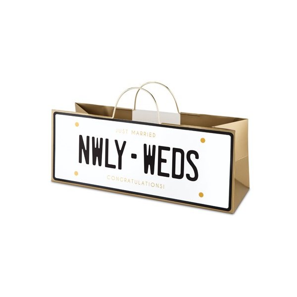 まるでハンドバッグのような、お洒落なワイン用ギフトバッグ。 新婚夫婦の意味の【NWLY-WEDS】と描かれたライセンスプレートデザインをプリント。 金属製のハンドルとタグが高級感を醸し出します。 ギフトはもちろん、パーティへの手土産、はたま...