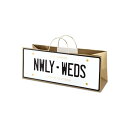 まるでハンドバッグのような、お洒落なワイン用ギフトバッグ。 新婚夫婦の意味の【NWLY-WEDS】と描かれたライセンスプレートデザインをプリント。 金属製のハンドルとタグが高級感を醸し出します。 ギフトはもちろん、パーティへの手土産、はたまたお弁当などを入れるサブバッグとしても注目を浴びること間違いなしです。 本体サイズ：W356×D138×H138（ハンドル含まず） 本体材質：紙 ハンドル：メッキ関連商品TRUE パースワインバッグ ブルー 1本用...TRUE パースワインバッグ ゴールドチアーズ 1本用...660円660円TRUE パースワインバッグ モカ 1本用TRUE パースワインバッグ ブライト 1本用...660円660円TRUE パースワインバッグ ストライプ 1本用...TRUE パースワインバッグ モノクロ 1本用...660円660円TRUE パースワインバッグ ブラック 1本用...TRUE パースワインバッグ レッド 1本用...660円660円TRUE パースワインバッグ ゴールドチアーズ 1本用 5枚セット...TRUE パースワインバッグ ブルー 1本用 5枚セット...3,000円3,000円