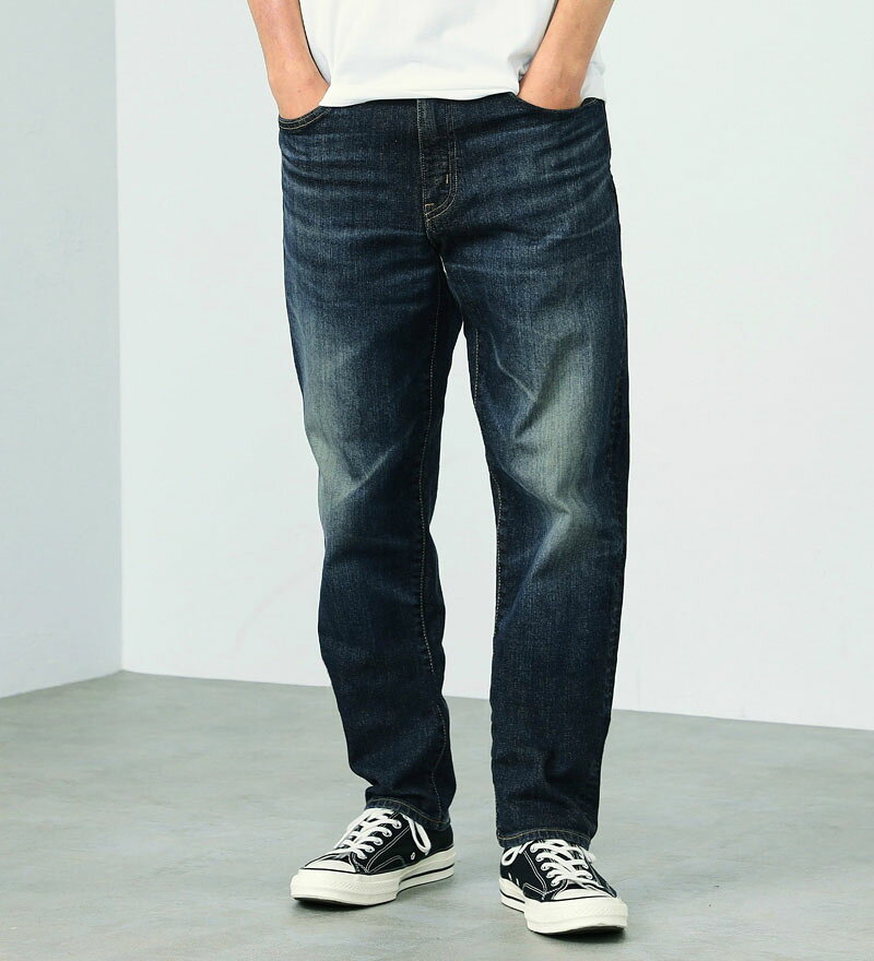 商品説明 1997年に液アン加工を世界で初めてジーンズに用いて登場した『EDWIN 503』。 25周年を迎えリニューアルデビュー。これからもさらなる進化を遂げる！ ◆素材 経糸は三本精紡交撚糸を使用し、毛羽の無く光沢のある濃色インディゴ染を採用、 緯糸にはEDWINジーンズの生産工程で出される「裁断クズ」やお客様から 回収された不要になったジーンズを反毛し作られたオリジナルのストレッチ糸採用しました。 EDWIN503のコンセプトにサステイナブルをプラスしたデニム素材です。 ◆シルエット デビューから25年　常に日本人の体型を研究し、キレイに穿ける最高のスリムフィットを追求しました。 モモ回りに多少のゆとりがあり、膝から裾にかけてテーパードするフィットは 細過ぎない穿き心地でありながら、すっきりとした見た目が特徴です。 ◆加工 プレオゾンとジェット加工の組み合わせによる環境に配慮した新しい 洗い加工（特許取得）従来に比べ水の使用量を約95％削減。 ◆附属 ・ボタンリベットなどの金属パーツは製造時の水の使用を75％削減 ・ネーム＆タブは再生ポリエステル100％使用 ・ポケット布は綿100％CO-RE使用 ・ファスナーテープは再生ポリエステル100％使用 ・革ラベルはあえて未塗装 ・紙附属はデニム再生混抄紙使用　※ジーンズの裁断くずを使用したオリジナルデニム混再生紙 ■EDWIN（エドウイン） “DENIM”のアルファベットを並び変えて創られたEDWIN。 1961年にスタートした日本発のジーンズブランドです。 新しい発想、自由な発想で、デニムでジーンズの可能性を切り開いていくスピリットがEDWINの名に込められています。 503やジャージーズ、インターナショナルベーシックなど代表的なシリーズはもちろん、デニスラやハタラクロも人気です。 股上　:　ふつう 性別　:　メンズ 素材　:　綿 98％、ポリウレタン 2％ 革ラベル　:　牛革 原産国　:　日本