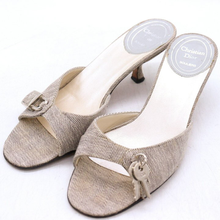 【状態追記】 部分的なうす汚れ有り 【付属品】 なし / 商品サイズ (こちらのサイズ表記は平置き採寸のサイズです。) 表記サイズくつ幅ヒール高アウトソール全長 35約7.5cm約5cm約22cm サイズガイドはこちら /商品詳細 ブランド名 Christian Diorクリスチャンディオール 特徴 --- 素材 --- 色 グレー 性別タイプ レディース 生産国 イタリア 商品番号 ct17179 類似商品