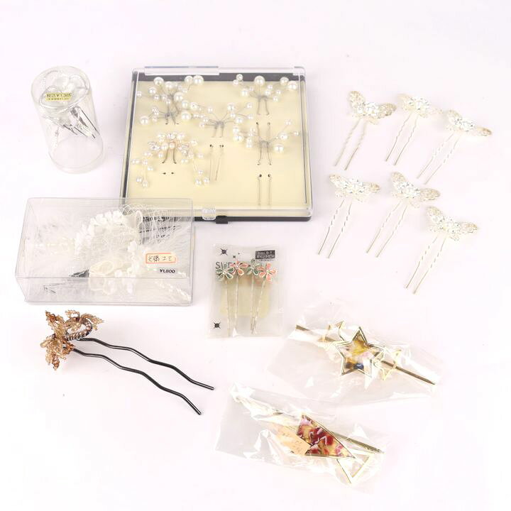 【状態追記】 未使用品～一部色褪せ等のあるお品も含まれます。/おまとめ商品の為、1点ずつのご質問にはお答え出来かねます。ご了承くださいませ。 【付属品】 なし / 商品サイズ (こちらのサイズ表記は平置き採寸のサイズです。) 表記サイズ --- サイズガイドはこちら /商品詳細 ブランド名 髪飾り 特徴 --- 素材 --- 色 --- 性別タイプ レディース 生産国 --- 商品番号 ae3853 類似商品