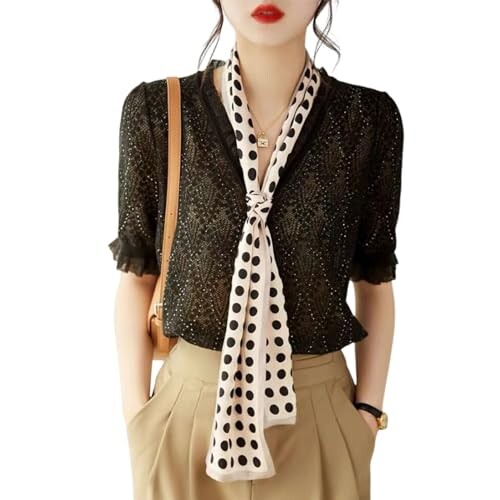 商品情報商品の説明主な仕様 【この夏欠かせないレースフリルニット】中央のパールボタンで飾られた、可愛らしい印象のニットが登場！ボタンは飾りボタンのため、開閉しない仕様です。袖や襟元のレースフリルが優美なシルエットを演出しています。キラキラしたダイヤモンドの装飾がおしゃれのポイントで、女性の華やかな着こなしを実現するニットです。 【美しくボディラインを魅惑するサマーセーター】程よいフィット感でボディラインを拾いすぎないニットセーター 。サイズ：M：着丈58cm、 バスト84cm 、肩幅33cm、袖丈28cm。L：着丈59cm、 バスト88cm 、肩幅34cm、袖丈:29cm。XL：着丈60cm、 バスト92cm 、肩幅35cm、袖丈30cm。計測に付きましては手測りとなりますので 若干の誤差はご了承ください 。着痩せ効果のあるゆったりシルエットが軽やかさを引き出すトップスです。 【爽やかで快適な半袖カットソー】いつまでも感じていたくなるふんわりとした質感の、着心地の良いレディースニット。リブのデザインで人がとてもやせて,腰が細いように見える。素材の特性上通気性と伸縮性に優れているため、長時間着ていてもストレスがなく、夏のワードローブに欠かせない爽やかな半袖カットソーです。 【着回し力に優れたVネックニット】落ち感あってシンプルで、着回し力が抜群のサマーニット。Vネックのデザインは、首周りをすっきりと見せ、アクセサリーを合わせると上品な雰囲気が映えます。ロングパンツ、ミニスカート、ロングスカートを合わせてきれいめな印象にするのがおすすめです。Tシャツとしてジーンズと合わせるとカジュアルコーデになる万能ニット。 【これからの季節に大活躍するサマーニット】シンプルな無地と薄手のデザインのサマーニットなので、それぞれのシーンで便利に使えます。通勤、オフィス、パーティー、イベント、ショッピングなどいろんなな場合に大活躍です。体型を拾わない程よいゆるさのシルエットで幅広い年代や体型のお方たちにご愛着いただける夏セーターです。