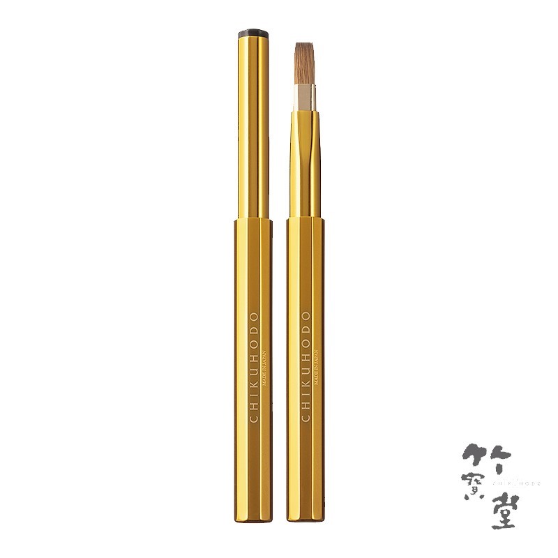 COLORS-series 穂幅が広く毛量があるため、口紅をしっかり含めムラなく美しく発色します。 しっかりとしたコシで安定感があります。 -スタンダードライン- 毛材質　イタチ 形状　平 全長　使用時：111[mm] 　　　携帯時：114[mm] 毛丈　10[mm] カラー　ゴールド ＜　毛質の特徴と使用感　＞ イタチ　　古くから書筆としても最高品質の素材とされてきました。 独特なしなりがあり柔らかい毛先とコシの強さを兼ね備えています。 線を描くことに優れ、発色の良さが特徴です。 パウダーはもちろん、リキッド、クリームなどの化粧品とも相性が良く、 主にアイシャドー、アイライナー、リップに使われます。 ＜　化粧筆のお手入れ方法　＞ 毛先についた化粧品が気になる、毛先が束になる等いつもと肌あたりが変わってきたら洗浄をしてください。 毎日のご使用後にティッシュの上をやさしくなでるようにティッシュオフをして頂いていれば、月に1回～半年の洗浄で十分です。 頻繁な洗浄は毛質の劣化につながりますのでご注意ください。 ご愛用のブラシを長くきれいに保つために、メイクの汚れを優しく落とす化粧筆専用の メイクアップブラシクリーナーでの洗浄をおすすめします。 ＜　筆の寿命について　＞ 毛の材質、化粧筆を使う頻度、使い方、お手入れ方法などによって個体差があります。 目安は化粧筆が3～5年、洗顔ブラシは半年～2年です。 筆は使うたびに摩耗します。 刺激を感じるようになった。 化粧をする度に抜け毛や切れ毛が出るようになった。 毛の風合い、ツヤがなくなりパサつきを感じるようになった。 このように使用感が変化してきたら交換のサインです。 ※OEM商品となります。 ▼COLORS-シリーズリンク一覧▼ -スタンダードライン- -スリムライン-