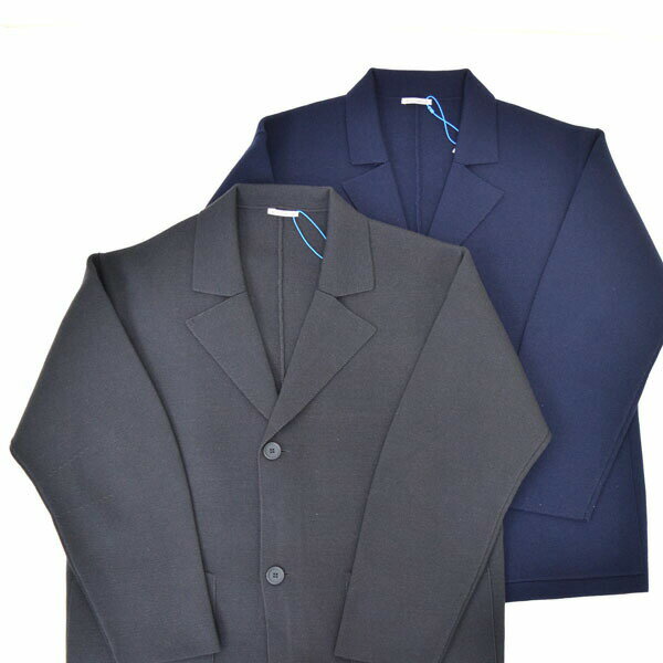 ■注意事項当ホームページの掲載商品は、実店舗でも同時に販売を行っているため、 時間差で完売してしまった商品が掲載されている場合がございます。 ご注文後にキャンセルさせて頂く場合もありますので、予めご了承ください。確実なご購入をお求めのお客様はご連絡いただければ在庫確認を行います。メールでかまいませんのでお問い合わせください。 ※実物の色と画像で見る色が若干異なる場合があります。 採寸位置/サイズ12 着丈72cm73cm 身幅62cm66cm 裄丈84cm86cm ※サイズには多少の誤差があります。あくまでも目安としてお考えください。 素材ウール-79％ ポリエステル-21％ 生産国MADE IN　CHINA 備考RYE TENDER ライテンダーニットジャケットGRANT BLAZER 【ブランド説明】工場に眠る糸や残布の存在にずっと感じていた「もったいない」。 世界に先立ってエコな取り組みへの意識が浸透していた米国NY生活での気付きを生かし、得意なニットで『RYE TENDER』を2020年10月に立ち上げる。 「もったいない」という概念は英語に訳しにくい日本的なもの。 昔から日本人に根付いている価値観だから、そこを大事にすれば日本人ならではのサステナビリティが表現できるはずだとして、デビューシーズンはカーディガンやセーターなど5型からスタート。 余っている素材なら何でも使うのではなく品質がよいものだけを厳選して使用することで、「いいもの」を作り、お客様には「いいもの」を長く身につけてほしい。 それが『RYE TENDER』が考えるアップサイクルかつ一番のコンセプトです。