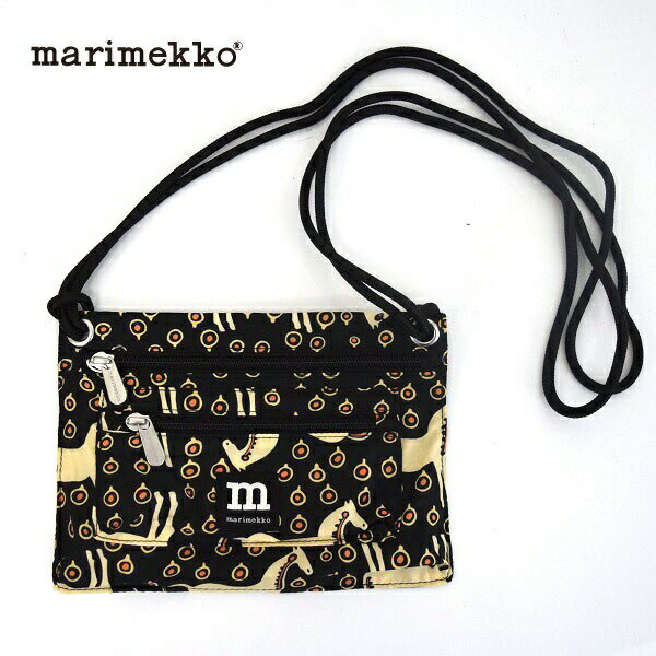 バッグ　marimekko マリメッコ Musta Tamma SMART TRAVELBAG 馬柄　ショルダーバッグ　トラベルバッグ　サコッシュ　52214-2-90177