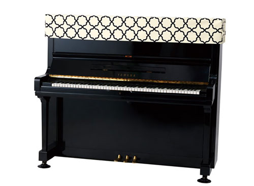 ■サイズ ・ぴったりサイズ、オーダーメイド 天板部分の天板間口、天板奥行き、仕上がりの高さをお知らせ下さい。 ＊イメージ画像のボックスカバーの仕上がりの高さは約20cmです。 ※仕上がりの高さは30cm以内でご指定下さい。30cm以上の長さで制作する場合、追加料金が掛かります。 ■商品の特徴 ピアノに映えるモノトーンのモロッカン柄が小粋なお部屋を演出。 ■仕様 ・カラー：モノトーン系モロッカン柄プリント ・素　材：綿100％　ソフト加工 ・日本製 ■注意事項 画像にある椅子用カバーは別売りです。 生地の合わせ部分や柄の配置は基本ランダムで、掲載写真と異なり柄合わせになりません。 画像の色合いと、実際の商品の色合いが若干違う場合がございます。ご了承ください。