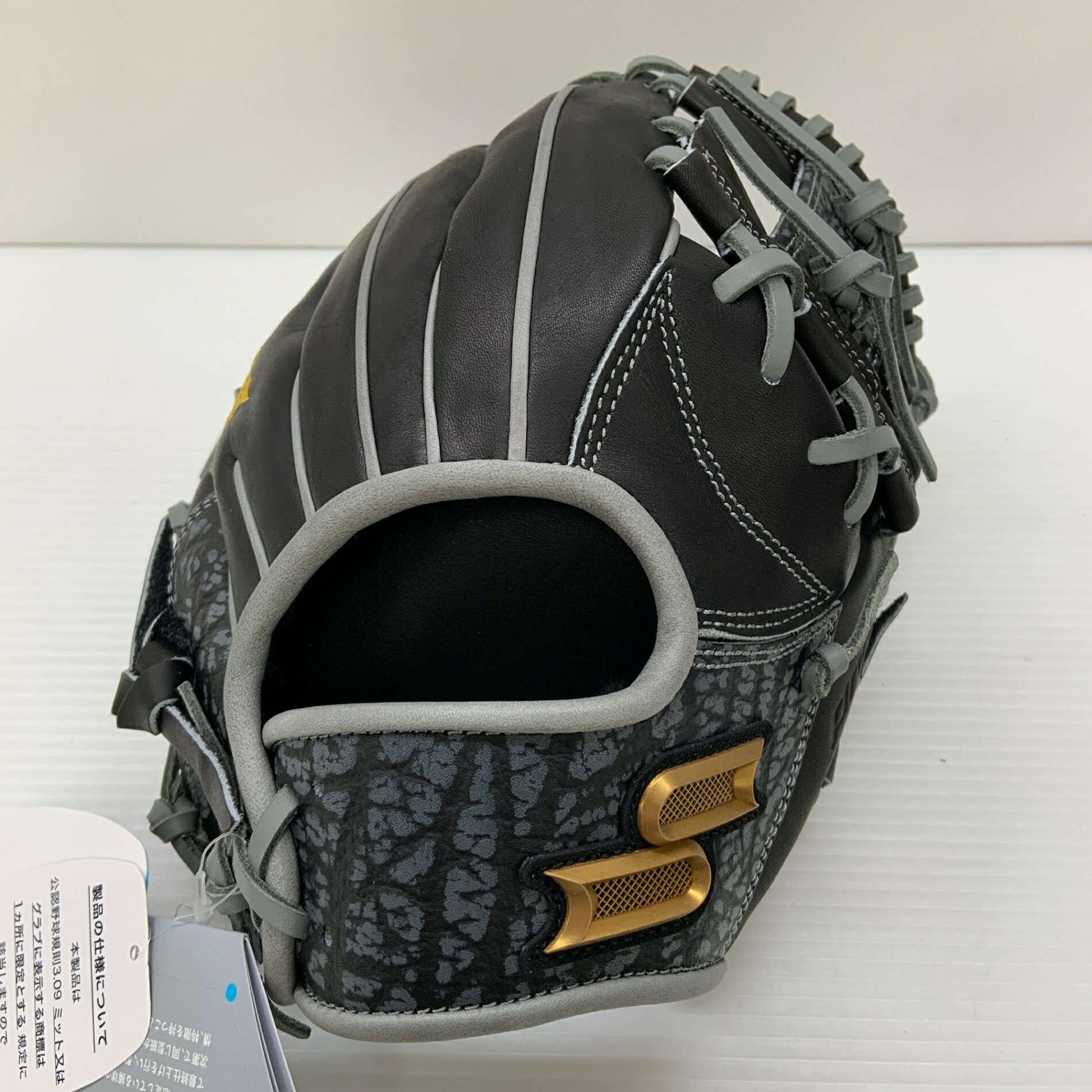 ※値引き、値下げ交渉は一切対応不可です。ご了承下さい。 ※当店では型付け等の加工は行っておりません。 【商品情報】 ■メーカー:エスエスケイ SSK ■型番:PENE8445S21F ■重さ(約):525g ■サイズ(人差し指先端～手首まで約):28cm ■備考:使用感のほとんどない商品です。詳しい状態は画像にてご確認ください。見落としの傷や汚れなどがある場合がございます。ご了承の上ご購入下さい。型はついていませんが、柔らかくなっています。 商品状態の基準 状態ランク一覧 未使用品 新古品・未使用品 未使用品。商品画像撮影の為、開封の場合もあり。 ほぼ新品 極美品 未使用に近い商品。一定期間保管、展示されていた場合などありますが、極めて使用感の低い商品。検品、商品画像撮影の為、開封の場合もあり。 非常に良い 美品 使用された形跡がほとんどなく、使用頻度が極めて少ない商品。綺麗な商品をお求めの方にオススメ。 良い 程度良好 多少の使用感のみで、大切に使用されていた商品。また、使用頻度が少ない商品。状態の良い商品をお求めの方にオススメ。 可 一般中古 明らかな使用感がある商品。通常使用できない大きな汚れ、キズ等はない商品。 難あり ジャンク品 そのまま使用できない汚れ、キズ等の損傷がある商品。修繕して使われる方等、ジャンクの理由を許容できる方にオススメ。 注意事項 ※必ずお読みください 付属品について 付属品は画像の物が全てです 発送方法 ヤマト運輸のみ 運配送日時の指定がある場合には必ず取引メッセージよりご連絡下さい。 発送後に連絡を頂いた場合は対応出来ません。 ※店頭での直接引き取りはできません。 送料について 全国一律 0円（送料込み） 定休日 店舗カレンダーをご確認ください。土曜日、日曜日、祝日、お盆、年末年始は基本的にお休みを頂いており、発送ならびにコメントの返信が出来ません。 対応可能時間 (土日祝日を除く) 月曜日～金曜日 10:00～17:00 上記の時間以外は取引メッセージ、発送、質問の対応は出来ません。 その他 ・ご質問がある場合は購入前にお願い致します。購入後に出品物への質問はお断りさせて頂きます。 ・商品の付属品は画像に写っている物のみとなります。 見落としの傷や汚れがある場合がございます。 中古品ですので、返品・返金のご対応は出来ませんのでご了承の上、ご入札下さい。 ・こちらで使用している画像を転用してヤフオク、フリマアプリに出品はおやめ下さい。 発見次第ブラックリストに登録し取引を今後は行いません。 ・モニター発色の具合により、写真と実際の商品と色味が異なる場合がございます。