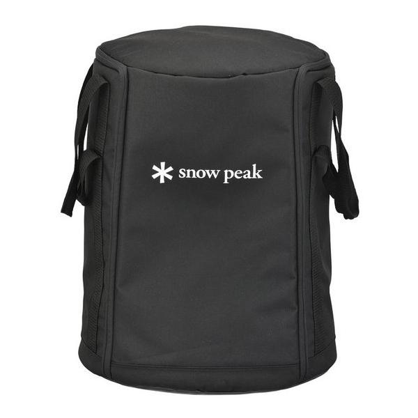 商品情報 ≪snowpeak≫ スノーピーク製ストーブ（タクード除く）専用の収納バッグです。 冬のキャンプには、その季節にしか味わえない自然の魅力があります。 ストーブがあることで、シェルター内は暖かく、快適にキャンプを楽しむことができます。 「スノーピークグローストーブ」、「スノーピークレインボーストーブ」の収納が可能です。 ▼ 仕様 / スペック ▼ サイズ：Φ40×50cm 重量：930g 材質：表面／600DポリエステルPVC、裏面／210DナイロンPU、心材／ポリエチレンフォーム ※ブラウザやお使いのモニター環境により、 　掲載画像と実際の商品の色味が若干異なる場合があります。 　商品詳細画像は今シーズン展開外カラーを掲載していることがあります。 　掲載の価格・デザイン・仕様について、予告なく変更することがあります。 　予めご了承ください。