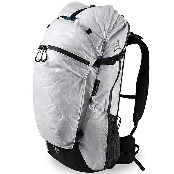 商品情報 ≪PaaGo WORKS / ZENN 35 EXP≫ EXPコンセプト、始動 「PACK AND GO / 荷物をまとめて出かけよう」。 私たちパーゴワークスはそんな思いで物作りをしています。 この想いをより強く体現するために生まれたEXPコンセプトが「BUILT TO EXPLORE」です。 情報があふれ、挑戦にブレーキがかかりやすい時代。 それでもあえて一歩を踏み出す人を全力で支え、その冒険を加速させていきたい。 あなたの挑戦とともに、EXPは成長していきます。 【日本の山を遊び尽くす人のために】 ◇ZENN CONCEPT 「無駄なものは削ぎ落とし、本当に必要な機能だけを磨きぬく」そんな想いでバックパックというプロダクトを徹底的に再構築しました。 アメリカでもヨーロッパでもない、今の日本の山の最適解を目指しました。 ◇ALL SEASON, LONG LASTING 四季を通じて背負えて、一年でも長く使えるように、拡張性のあるモジュール設計と飽きのこないシンプルなデザインにこだわりました。 軽量性と耐久性のバランスの良さも特徴です。 【THE EXPLORER'S ZENN35】 ◇WHAT’S EXP SERIES EXPは「BUILT TO EXPLORE」をコンセプトとしたフラッグシップシリーズです。 過酷な環境でも安心して使えるように、素材や仕様を徹底的にこだわりました。 ZENN35 EXPはメイン素材にALUULA Graflyte(R)を採用し、過酷な環境でも安心して使える仕様に仕上げました。 ショルダーとサイドのポケットには超高分子量ポリエチレン（UHMW-PE）を使用したリップストップ生地を採用。 より高い強度と優れたストレッチ性を兼ね備えています。 ◇ALUULA Graflyte(R) カナダのALUULA社が開発した新素材。 PE ベースのテクニカルフィルムとUHMW-PE（超高分子量ポリエチレン）の織物を、接着剤なしで融合させるプロセスが大きな特徴です。 超軽量で優れた強度、並外れた引き裂き抵抗、極度の耐摩耗性、UV 抵抗性、水・ガス不透過性を併せ持つハイパフォーマンスな生地なので、タフな冒険にも最適です。 仕様 / スペック ●サイズ：560×250×270mm（ロールトップ最大：750mm) ●重量 ・本体：830g ・デタッチャブルポケット：70g ・ヒップハーネス：160g ●容量 ・本体：30L ・デタッチャブルポケット：5L ●背面長：44〜54cm（目安身長：155cm〜180cm） ●主素材：ALUULA Graflyte(R) ●付属品 ・デタッチャブルポケット ・デタッチャブルハーネス ・ヒップベルト ■特長 【独創的な"ZENN SYSTEM"が身体になじむ】 ◇FITS EVERY SITUATION いかなる時も身体に追従し、疲労を軽減することを目指して設計したZENN SYSTEMは、バックパックのフィッティングを徹底的に研究して生まれました。 モジュール設計によるメンテナンス性と拡張性の高さにもこだわっています。 ◇FLEXIBILITY 標準的なバックパックよりもショルダーハーネスの支点を低くすることで、ショルダーの有効長と柔軟性を確保し、高いフィット感を実現しました。 トップスタビライザーでバッグの荷重を身体側に寄せてもフィット感は変わりません。 ◇STABILITY 幅広のショルダーハーネスがバッグの荷重を肋骨全体に分散し、驚くほどの安定感を実現。 歩行時の揺れを減らすとともに肩への負担も軽減する、RUSHゆずりの快適な背負い心地です。 ◇ADJUSTABLE HARNESS バックパネルとショルダーハーネスを一体化したユニークな背面デザイン。 ベルクロによる調整機構は背面長38?48cmまでアジャストでき、ショルダー形状を徹底的に作り込んだことで男女問わずフィットするのが自慢です。 【本当に必要な機能だけを選び抜いたデザイン】 ◇HIGH CENTER OF GRAVITY アルパインザックのような細身のシルエットを基本にしながら、肩甲骨の周辺にボリュームを持たせることで荷重バランスを最適化しています。 RUSHとBUDDYゆずりの高重心設計です。 ◇EASY OPENING チューブトップ式の開口部はドローコードを引くだけで開閉でき、グローブ着用時でも素早いアクセスを可能にしました。 ◇SIDE POCKET 大型のサイドポケットは500mlのボトルが2本入る設計です。 背負った状態でも出し入れでき、かつ不意に脱落しない構造です。 耐摩擦性の高いストレッチ素材を採用しています。 ◇TOP POCKET バックパックを置いた状態で、一番取り出しやすい位置にトップポケットを配置しました。 ストレートジッパーで開けやすく、小物の収納に便利です。 ◇HARNESS POCKETS ショルダーハーネスにはスマホやペットボトル（500ml）が入るポケット付き。 RUSHやSNAPゆずりの使い勝手の良さを実現しました。 2026年販売モデルよりインナーポケットが追加されました。 また、ファスナーの位置も改善し、よりスムーズな開閉になりました。 【長く遊べるモジュール設計】 ◇ZENN SYSTEM ハーネスとフロントポケットはZENNシリーズ共通のモジュール設計。 ファストパッキングにはZENN RUNNING HARNESS、雪山にはSNOW HARNESS など、用途に応じた機能を選ぶことができ、さまざまなシーンで活躍します。 今後もモジュールはリリース予定です。 ◇FRONT POCKET 5リットルのフロントポケットとハーネスを組み合わせるとサブザックになります。 山小屋からの山頂アタックや下山後の散策におすすめです。 ◇EASY MAINTENANCE 汗で汚れたハーネスは取り外して洗濯できるため、常に清潔さをキープできます（洗濯機は使用せず、手洗いして陰干ししてください）。 万が一の破損時には修理交換も容易です。 ◇LIGHT & TOUGH FABRIC メイン生地には超高分子量ポリエチレン繊維を使ったExtreema Grid Nylonを採用。 軽くて堅牢かつ飽きのこない素材を選びました。 ボトムには引き裂き強度の高いECOPAKを使用しています。 【細部までこだわった高い機能性】 ◇SIDE BELT ZENN25には、8箇所のループと4本のサイドベルトが付属。 ギアの外付けや固定に便利です。 下段のサイドベルトはポケットの内側で留めることもできます。 ◇KEY HOOK バックパック内部にはキーフックが2箇所ついています。 MY FIRST AIDやW-FACE POUCHの取り付けもできます。 ◇GEAR RING 26年春モデルより、ハーネス下部にOリングを追加しました。 SWITCH、FOCUS、PATH FINDERを取り付けることができます。 ◇BACK PANEL 背面にはフォームパッドが入っており、取り外すことも可能です。 フォームは簡易マットレスとして使うこともできます。 ◇HIP BELT ヒップベルトは必要に応じて着脱可能です。 ■フィッティング方法 ・STEP 1 38〜48cmのメモリを目安に、背面長を調整します。ベルクロがしっかり圧着していることを確認してください。全4箇所にあるクリップを留めて、ハーネスと本体を連結します。 ・STEP 2 チェストベストに適度なテンションをかけて留め、サイドストラップを引いて身体に寄せます。 ・STEP 3 最後にトップスタビライザーを引き、荷重を背中に寄せます。ヒップベルトは必要に応じて使ってください。 《DESIGNER'S VOICE》 本当に良いバックパックってなんだろう？ 軽い？　丈夫？　背負いやすい？ 使いやすい？　カッコいい？　買いやすい？　すべてYESです。 ではこのYESを全て叶えるバックパックはあるか？　たぶんNOです。 なぜならユーザーと使用環境によって要求が大きく変わるからです。 究極はオーダーメイドかもしれませんが、量産品でこの課題を解決するにはどうすれば良いか？ 私はバックパックを再構築するという長い旅に出ました。 「背負う機能」と「収納する機能」を全バラシするという私の得意技を使って。 「背負う機能」。 これは通常はハーネスの設計から始めますが、今回はトルソーの製作からスタートしました。 新人スタッフの上半身を型取りして、発泡ウレタン製のトルソーを作り、これを基準にしてハーネスの設計を行いました。 3Dスキャナーによるデータ収集も行いました。 ここで見えてきたのはハーネスの支点を下げるというアイデアです。 支点を下げることでショルダーハーネスの有効長が長くなり、体に馴染みやすくなります。 S字が主流のショルダーカーブも、あえてストレートにすることで小柄な女性から大柄な男性まで対応できることがわかりました。 これはエキサイティングな発見でした！ 次に「収納する機能」の検討です。 いかにストレスなくパッキングできるか？をテーマに逆台形＆大開口のバッグ本体を無数に作り、山行装備をパッキングしながらサイズ感やポケットの仕様などを細かく検討しました。 フロントポケットは脱着式にして、将来的に機能拡張できることを狙いました。 最後にこの「背負う機能」と「収納する機能」を足し算するわけですが、通常であれば素直に縫製してしまうところを、脱着式＆調整式にすることで背負心地とカスタマイズ性、メンテナンス性の高さを両立しました。 ユーザーが自分の体型や使い方に合わせて自由にカスタマイズできる「ZENNシステム」の誕生です！ ......と書くと非常にスマートに聞こえますが、実際には2年以上の時間と30個以上のプロトタイプ試作という根気のいる山行でした。 プロダクトデザインという作業は山登りにも似ていて、辛いし、キツイし、時にはやめたくなる。 だけど同時にエキサイティングで充実感の得られる修行なのです。 ZENNというネーミングには「全てを叶えるバックパックを見つける修行」といった意味合いも込められています。 いまの日本の山の最適解になってくれれば嬉しいです。 ZENNと一緒にたくさんの冒険に出かけてください。 PACK AND GO ! 2025/3/19 PAAGOWORKS 斎藤 徹 ※ブラウザやお使いのモニター環境により、掲載画像と実際の商品の色味が若干異なる場合があります。 商品詳細画像は今シーズン展開外カラーを掲載していることがあります。 掲載の価格・デザイン・仕様について、予告なく変更することがあります。 予めご了承ください。