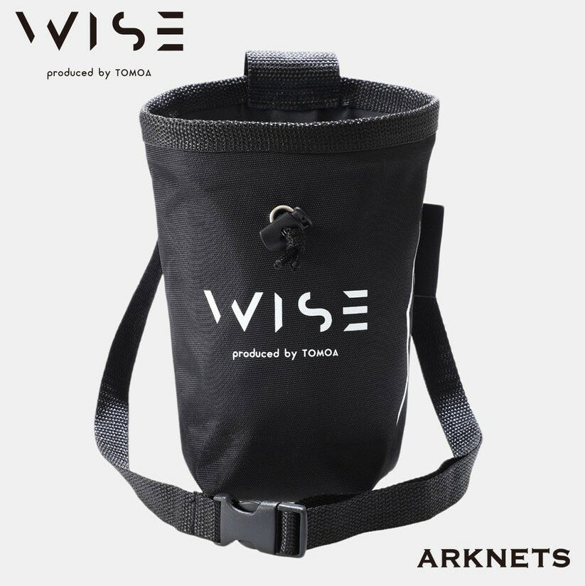 WISE CHALK BAG 【WISE × ARKNETSコラボ CHALK BAG】 栃木県出身の楢崎選手がプロデュースする「WISE」のミッションは、ものづくりを通して地域の資源を最大限に生かし、新たな付加価値と地域の雇用を生み出すこと。 栃木県にゆかりを持つ「WISE」と「ARKnets」の両者がタッグを組み、地域を盛り上げることを目的として本プロジェクトが発足しました。 世界的に活躍するプロクライマー 楢崎智亜選手によるブランド「WISE」と「ARKnets」のコラボレーションアイテムです。 「デザイン」 ・競技時に最大限のパフォーマンスを発揮できる機能性 ・軽さや手を出し入れしやすい開口部など、細部まで計算された妥協のない設計 ・余分なデザインをそぎ落とし「シンプル」を追求 ・タウンユースでも活躍できるデザイン性 ・小さくてシンプルなバッグは小旅行にも、旅行中のセカンドバッグとしても最適 「素材」 ・環境に配慮した廃プラ再生素材を使用 ・WISEオリジナルの巾着袋つき サイズ: 間口直径　約20cm 深さ 約21cm(最深部） ※当店ではお客様都合による返品、返金は受け付けておりません。 誠に恐れ入りますが、ご理解の上ご購入にお進みいただければと存じます。 詳細につきましては、会社概要をご覧くださいませ。