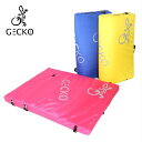 【GECKO PAD ULTRALIGHT  / ゲッコー パッド ウルトラライト  ボルダーマット】 最軽量時、重さはなんと2kg！ 付属のストラップを入れても2.2kgと驚きの軽さです。 軽量に特化したこのボルダーパッドは子どもや女性でも取り回しが簡単で、楽々背負える優れものです。 複数持ちの方にもうってつけです。 軽さに特化しているが、中のウレタンはこだわりの2層構造で、着地の衝撃を和らげます。 付属のストラップで、肩掛け、背負いなど好みにカスタマイズでき、 コンパクトサイズで軽自動車にも載せられる優れものです。 とっさのフォール際に視認性の高いカラーリング採用の点もGOODです。 サイズ：厚み70mm×縦800mm×横1000mm 重量：約2.2kg ※当店ではお客様都合による返品、返金は受け付けておりません。 誠に恐れ入りますが、ご理解の上ご購入にお進みいただければと存じます。 詳細につきましては、会社概要をご覧くださいませ。