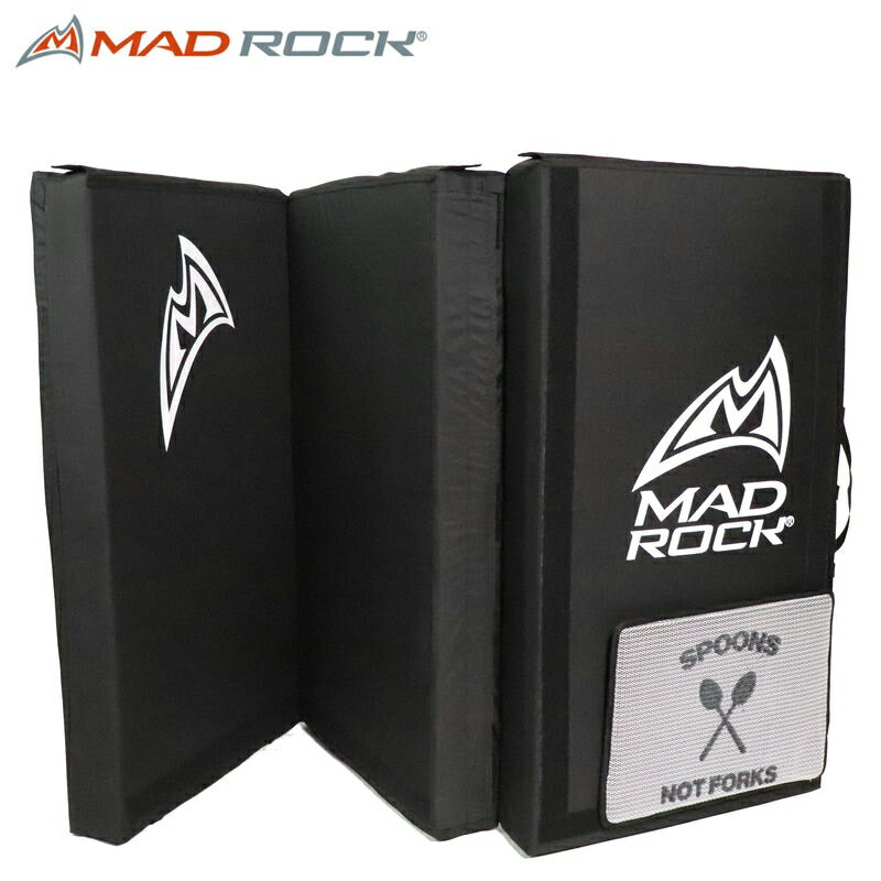 【MAD ROCK マッドロック Triple Mad Pad トリプルマッドパッド】 安心の3つ折りクラッシュパッド。 上面と底にEVAクローズドセルフォーム（独立発砲緩衝材）を配しております。 間にはウレタン製オープンセルフォームを挟んだ3層構造。 ハイボールなどの衝撃にも対応、ソロクライマーにも嬉しいスペック。 衝撃吸収性・繰り返し使用による耐久性・軽量性、すべて優れたクラッシュパットです。 お仲間のマッドパッドとベルクロフラップにより連結して敷き詰め可能。 キャンプのスリーピングマットとして、ストラップによりラウンジチェアとしても使用できます。 足ふきサブパッドが付属します。 ▼スペック詳細 ・重さ：約10.8kg ・サイズ：[closed]61 x 112 x 38cm、[open]183 x 112 x 13cm ・生地：600デニールナイロン（耐UVコーティング） ※当店ではお客様都合による返品、返金は受け付けておりません。 誠に恐れ入りますが、ご理解の上ご購入にお進みいただければと存じます。 詳細につきましては、会社概要をご覧くださいませ。