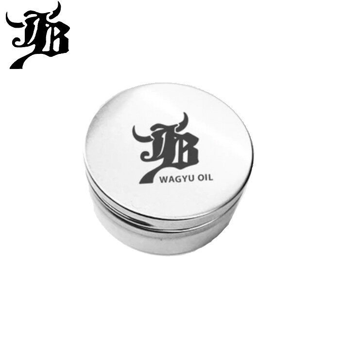 和牛JB 牛脂入りグラブ固形オイル 「牛脂」配合。タック感と保革の相乗効果が得られるオイル。 捕球面の摩耗による擦り切れをやわらげ、革のへたりや劣化を軽減できる。 ★PROTEIOSとの相乗効果 WAGYU OILは別売りのPROTEIOSと一緒にご使用されることをおすすめします。 PROTEIOSを使ってグラブに必要な栄養を補給し、革を健康的な状態に保つことによってWAGYU OILがより浸透しやすくなります。 PROTEIOSとWAGYU OILをバランスよくご使用いただくことで経年劣化による革のパサつきや消耗を軽減することが出来ます。 ★使用方法 (1)ブラシやタオルを使ってグラブ表面の砂や土といった汚れを落とす。 (2)PROTEIOSをグラブの表面や裏平などに満遍なく吹きかけて、グラブ全体に栄養を浸透させる。 (3)グラブを風通しのいい日陰で乾かす。 (4)グラブが乾いたら乾燥やパサつきが目立つところ、捕球面などの集中的にケアしたい箇所にWAGYU OILを少量タオルに取り、革に刷り込むように塗りこむ。●固形オイル ●メーカー名：和牛JB(ボールパークドットコム) ●品番：BP-OIL ●内容量：40ml ●野球用品