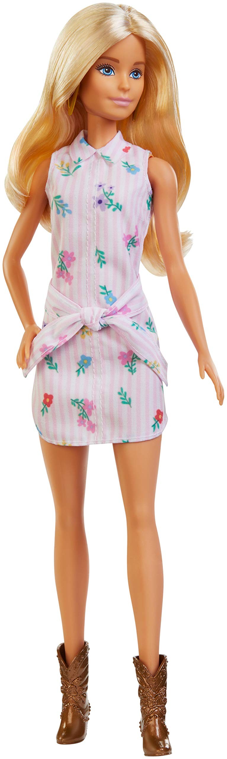 PRODUCT DETAILS バービー ファッショニスタ 着せ替え人形 ロングブロンドヘア 花柄 ストライプ シャツドレス【商品仕様】・ アイテム種別：着せ替え人形（ドール）・ シリーズ：ファッショニスタ・ 対象年齢：3歳以上・ セット内容：ドール本体、シャツドレス、カウボーイブーツ、ピアス・ 電池：不要【特徴】・ 多様なスタイルを提案するファッショニスタシリーズの着せ替え人形です。・ ピンクと白のストライプに花柄が描かれたシャツドレスを着用しています。・ ウェーブのかかったロングブロンドヘアが特徴的なスタイルです。・ ブラウンのカウボーイブーツとゴールドのドロップピアスでコーディネートされています。・ バービーのオリジナルボディタイプを採用しており、様々な着せ替え遊びに対応します。 ■ 商品について 海外輸入品（説明書は英語表記の場合あり） ■ ご注意 ・掲載画像は実物に近い色味になるよう調整しておりますが、ご利用の環境により差異が生じる場合があります。・複数店舗で在庫を共有しているため、ご注文後に在庫切れとなる場合がございます。 ■ 納期について お届けの目安を必ずご確認ください。 海外正規ルート仕入れ品 海外ブランド ▼ 海外正規ブランド店 正規代理店 ▼ 当 店 ※本商品は並行輸入品です 製造元は正規品と同一のブランド・メーカーです。当店では海外正規ルートより仕入れた商品を取り扱っております。流通ルートが異なるのみで、商品自体に違いはございません。 ── 当店の商品について ── 正規品のみ取り扱い 海外正規店・正規代理店から商品を直接仕入れ、国内に輸入して販売しております。 日本未入荷・海外限定モデルも多数 日本未入荷・海外限定モデルも多数取り扱っております。サイズ・カラー違いや海外限定で販売された製品など、日本では手に入りにくいアイテムをお届けいたします。 お求めやすい価格の理由 海外市場での価格差や流通ルートの違いにより、国内販売価格よりお求めやすくなっております。品質はそのままに、よりお手頃な価格でお届けいたします。 安心保証 ご使用前に万が一、製品に不具合がございました場合は、交換または商品代金のご返金にて対応させていただきます。商品到着後5日以内にご連絡ください。 ご注意 海外からの輸入品となります。海外輸送のため、外箱に軽微なスレ等がある場合がございますが、商品本体には影響ございません。 ※在庫状況は仕入先の在庫情報をもとに出来る限り正確に表示しておりますが、取寄せ商品のため、タイミングによりご注文後に欠品・キャンセルとなる場合がございます。 お探しの商品がございましたら、お気軽にご相談ください。