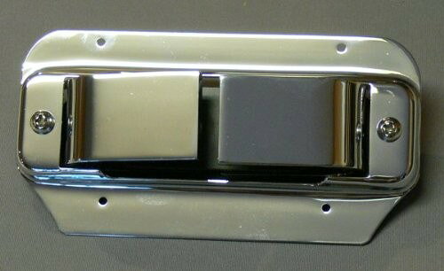 PRODUCT DETAILS Rickenbacker Horseshoe ベース用 ピックアップ 4弦 ブリッジ側 パッシブ クローム 4001 4003【商品仕様】・ ブランド：Rickenbacker・ 型番：Horseshoe Bridge Pickup・ 品目：ベース用ピックアップ・ 対応弦数：4弦・ 形状：ホースシュータイプ・ 取付位置：ブリッジ側・ アクティブ/パッシブ：パッシブ・ 対応モデル：4001 / 4003【特徴】・ Rickenbacker 4001および4003ベースに対応した交換用ピックアップです。・ 伝統的なホースシュー（馬蹄形）構造を採用したブリッジポジション用です。・ リッケンバッカー社純正のパーツです。【ご注意】・ 取り付けには加工・配線作業が必要な場合があります。お手持ちの楽器との適合（弦数・サイズ・取付穴位置）をご確認のうえご注文ください。・ アクティブタイプは9V電池が必要です（電池は付属しない場合があります）。 ■ 商品について 海外輸入品（説明書は英語表記の場合あり） ■ ご注意 ・掲載画像は実物に近い色味になるよう調整しておりますが、ご利用の環境により差異が生じる場合があります。・複数店舗で在庫を共有しているため、ご注文後に在庫切れとなる場合がございます。 ■ 納期について お届けの目安を必ずご確認ください。 海外正規ルート仕入れ品 海外ブランド ▼ 海外正規ブランド店 正規代理店 ▼ 当 店 ※本商品は並行輸入品です 製造元は正規品と同一のブランド・メーカーです。当店では海外正規ルートより仕入れた商品を取り扱っております。流通ルートが異なるのみで、商品自体に違いはございません。 ── 当店の商品について ── 正規品のみ取り扱い 海外正規店・正規代理店から商品を直接仕入れ、国内に輸入して販売しております。 日本未入荷・海外限定モデルも多数 日本未入荷・海外限定モデルも多数取り扱っております。サイズ・カラー違いや海外限定で販売された製品など、日本では手に入りにくいアイテムをお届けいたします。 お求めやすい価格の理由 海外市場での価格差や流通ルートの違いにより、国内販売価格よりお求めやすくなっております。品質はそのままに、よりお手頃な価格でお届けいたします。 安心保証 ご使用前に万が一、製品に不具合がございました場合は、交換または商品代金のご返金にて対応させていただきます。商品到着後5日以内にご連絡ください。 ご注意 海外からの輸入品となります。海外輸送のため、外箱に軽微なスレ等がある場合がございますが、商品本体には影響ございません。 ※在庫状況は仕入先の在庫情報をもとに出来る限り正確に表示しておりますが、取寄せ商品のため、タイミングによりご注文後に欠品・キャンセルとなる場合がございます。 お探しの商品がございましたら、お気軽にご相談ください。