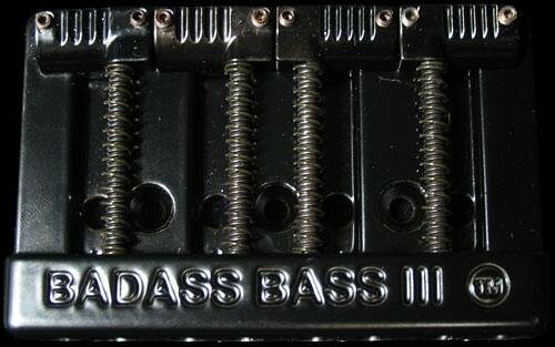 PRODUCT DETAILS Leo Quan Badass III ベース用 ブリッジ 4弦 3点留めマウント ブラック【商品仕様】・ ブランド：Leo Quan・ 型番：Badass III・ 品目：ベース用ブリッジ・ 対応弦数：4弦・ 取付穴数：3点留め・ 対応モデル：Fender American Standard等・ カラー：ブラック【特徴】・ 3点留めマウントを採用しているFender American Standardベースの交換用パーツとして設計されています。・ 弦をブリッジ後端から通すトップロード方式と、ボディ裏から通す裏通し方式の両方に対応しています。【ご注意】・ 取り付けには加工・配線作業が必要な場合があります。お手持ちの楽器との適合（弦数・サイズ・取付穴位置）をご確認のうえご注文ください。・ アクティブタイプは9V電池が必要です（電池は付属しない場合があります）。 ■ 商品について 海外輸入品（説明書は英語表記の場合あり） ■ ご注意 ・掲載画像は実物に近い色味になるよう調整しておりますが、ご利用の環境により差異が生じる場合があります。・複数店舗で在庫を共有しているため、ご注文後に在庫切れとなる場合がございます。 ■ 納期について お届けの目安を必ずご確認ください。 海外正規ルート仕入れ品 海外ブランド ▼ 海外正規ブランド店 正規代理店 ▼ 当 店 ※本商品は並行輸入品です 製造元は正規品と同一のブランド・メーカーです。当店では海外正規ルートより仕入れた商品を取り扱っております。流通ルートが異なるのみで、商品自体に違いはございません。 ── 当店の商品について ── 正規品のみ取り扱い 海外正規店・正規代理店から商品を直接仕入れ、国内に輸入して販売しております。 日本未入荷・海外限定モデルも多数 日本未入荷・海外限定モデルも多数取り扱っております。サイズ・カラー違いや海外限定で販売された製品など、日本では手に入りにくいアイテムをお届けいたします。 お求めやすい価格の理由 海外市場での価格差や流通ルートの違いにより、国内販売価格よりお求めやすくなっております。品質はそのままに、よりお手頃な価格でお届けいたします。 安心保証 ご使用前に万が一、製品に不具合がございました場合は、交換または商品代金のご返金にて対応させていただきます。商品到着後5日以内にご連絡ください。 ご注意 海外からの輸入品となります。海外輸送のため、外箱に軽微なスレ等がある場合がございますが、商品本体には影響ございません。 ※在庫状況は仕入先の在庫情報をもとに出来る限り正確に表示しておりますが、取寄せ商品のため、タイミングによりご注文後に欠品・キャンセルとなる場合がございます。 お探しの商品がございましたら、お気軽にご相談ください。