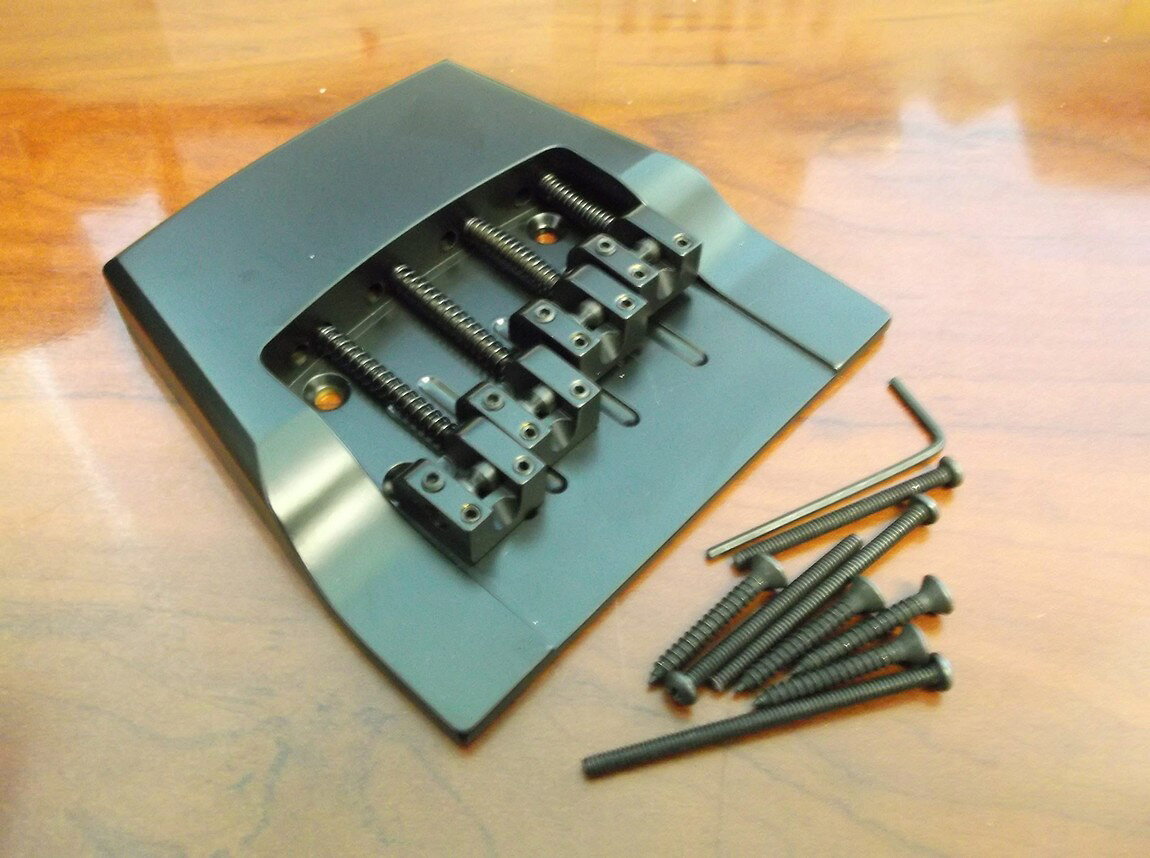 PRODUCT DETAILS Hipshot 5RK400BB ベース用 ブリッジ 4弦 リッケンバッカータイプ ブラック【商品仕様】・ ブランド：Hipshot・ 型番：5RK400BB (400BB)・ 品目：ベース用ブリッジ・ 対応弦数：4弦・ 材質：ブラス（真鍮）・ 形状：リッケンバッカータイプ（リプレイスメント用）・ カラー：ブラック・ 利き手：右利き/左利き 兼用・ 付属品：取り付け用ネジ【特徴】・ リッケンバッカー製ベースに無加工で取り付け可能な、ボルトオン設計のリプレイスメント用ブリッジです。・ ソリッドブラス削り出しの構造により、力強い中低音と優れたサステインを実現します。・ 各サドルで独立した高さ調整、イントネーション調整、および弦間ピッチの微調整が可能です。・ サドルを固定するグルーブロック設計により、サドルの横ズレや振動によるノイズを防止します。【ご注意】・ 取り付けには加工・配線作業が必要な場合があります。お手持ちの楽器との適合（弦数・サイズ・取付穴位置）をご確認のうえご注文ください。・ アクティブタイプは9V電池が必要です（電池は付属しない場合があります）。 ■ 商品について 海外輸入品（説明書は英語表記の場合あり） ■ ご注意 ・掲載画像は実物に近い色味になるよう調整しておりますが、ご利用の環境により差異が生じる場合があります。・複数店舗で在庫を共有しているため、ご注文後に在庫切れとなる場合がございます。 ■ 納期について お届けの目安を必ずご確認ください。 海外正規ルート仕入れ品 海外ブランド ▼ 海外正規ブランド店 正規代理店 ▼ 当 店 ※本商品は並行輸入品です 製造元は正規品と同一のブランド・メーカーです。当店では海外正規ルートより仕入れた商品を取り扱っております。流通ルートが異なるのみで、商品自体に違いはございません。 ── 当店の商品について ── 正規品のみ取り扱い 海外正規店・正規代理店から商品を直接仕入れ、国内に輸入して販売しております。 日本未入荷・海外限定モデルも多数 日本未入荷・海外限定モデルも多数取り扱っております。サイズ・カラー違いや海外限定で販売された製品など、日本では手に入りにくいアイテムをお届けいたします。 お求めやすい価格の理由 海外市場での価格差や流通ルートの違いにより、国内販売価格よりお求めやすくなっております。品質はそのままに、よりお手頃な価格でお届けいたします。 安心保証 ご使用前に万が一、製品に不具合がございました場合は、交換または商品代金のご返金にて対応させていただきます。商品到着後5日以内にご連絡ください。 ご注意 海外からの輸入品となります。海外輸送のため、外箱に軽微なスレ等がある場合がございますが、商品本体には影響ございません。 ※在庫状況は仕入先の在庫情報をもとに出来る限り正確に表示しておりますが、取寄せ商品のため、タイミングによりご注文後に欠品・キャンセルとなる場合がございます。 お探しの商品がございましたら、お気軽にご相談ください。
