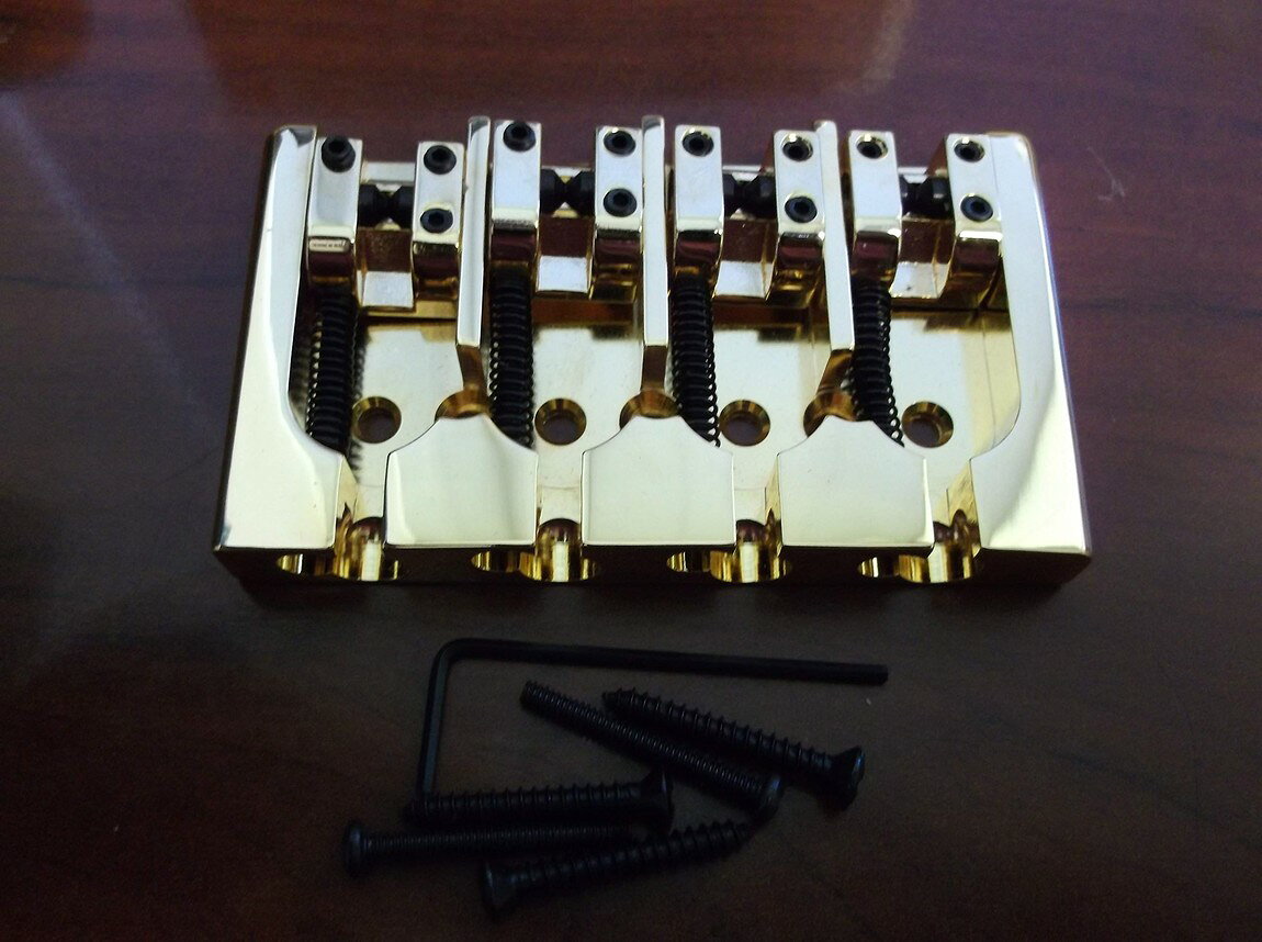 PRODUCT DETAILS Hipshot Fender Mount A Style ベース用 ブリッジ Fender American Deluxe用 ゴールド【商品仕様】・ ブランド：Hipshot・ 型番：Fender Mount A Style・ 品目：ベース用ブリッジ・ 対応モデル：Fender American Deluxe・ 素材：ブラス・ カラー：ゴールド【特徴】・ Fender American Deluxe ベースの純正ブリッジから無加工で交換できるよう設計されたボルトオンモデルです。・ 演奏性の向上と、ノイズを抑えたクリアなトーン伝達を目的とした設計を採用しています。・ ブラス材の使用により、楽器の機能性とルックスをアップグレードします。【ご注意】・ 取り付けには加工・配線作業が必要な場合があります。お手持ちの楽器との適合（弦数・サイズ・取付穴位置）をご確認のうえご注文ください。・ アクティブタイプは9V電池が必要です（電池は付属しない場合があります）。 ■ 商品について 海外輸入品（説明書は英語表記の場合あり） ■ ご注意 ・掲載画像は実物に近い色味になるよう調整しておりますが、ご利用の環境により差異が生じる場合があります。・複数店舗で在庫を共有しているため、ご注文後に在庫切れとなる場合がございます。 ■ 納期について お届けの目安を必ずご確認ください。 海外正規ルート仕入れ品 海外ブランド ▼ 海外正規ブランド店 正規代理店 ▼ 当 店 ※本商品は並行輸入品です 製造元は正規品と同一のブランド・メーカーです。当店では海外正規ルートより仕入れた商品を取り扱っております。流通ルートが異なるのみで、商品自体に違いはございません。 ── 当店の商品について ── 正規品のみ取り扱い 海外正規店・正規代理店から商品を直接仕入れ、国内に輸入して販売しております。 日本未入荷・海外限定モデルも多数 日本未入荷・海外限定モデルも多数取り扱っております。サイズ・カラー違いや海外限定で販売された製品など、日本では手に入りにくいアイテムをお届けいたします。 お求めやすい価格の理由 海外市場での価格差や流通ルートの違いにより、国内販売価格よりお求めやすくなっております。品質はそのままに、よりお手頃な価格でお届けいたします。 安心保証 ご使用前に万が一、製品に不具合がございました場合は、交換または商品代金のご返金にて対応させていただきます。商品到着後5日以内にご連絡ください。 ご注意 海外からの輸入品となります。海外輸送のため、外箱に軽微なスレ等がある場合がございますが、商品本体には影響ございません。 ※在庫状況は仕入先の在庫情報をもとに出来る限り正確に表示しておりますが、取寄せ商品のため、タイミングによりご注文後に欠品・キャンセルとなる場合がございます。 お探しの商品がございましたら、お気軽にご相談ください。