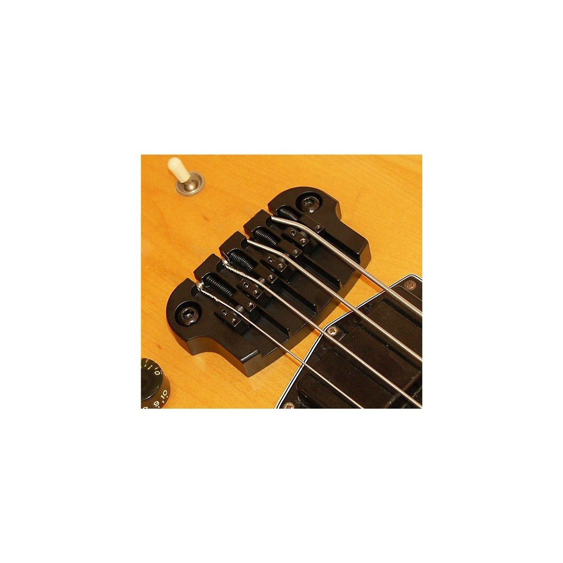 PRODUCT DETAILS Hipshot Supertone Gibson 3-Point Bass Bridge ベース用 ブリッジ 4弦 ギブソン3ポイント交換用 ブラック【商品仕様】・ ブランド：Hipshot・ 型番：Supertone Gibson 3-Point Bass Bridge・ 品目：ベース用ブリッジ・ 対応弦数：4弦・ 形状：ギブソン3ポイントマウントタイプ・ 素材：アロイスチール・ カラー：ブラック【特徴】・ ギブソンの3ポイントブリッジを搭載したベース（SG、Thunderbird、EBなど）に対応するリプレイスメントパーツです。・ ボディへの加工を必要とせず、既存のアンカーとスタッドを利用してボルトオンで取り付けが可能です。・ 各弦の弦高およびオクターブ調整が独立して行える設計となっており、演奏性に合わせた細かなセッティングが可能です。【ご注意】・ 取り付けには加工・配線作業が必要な場合があります。お手持ちの楽器との適合（弦数・サイズ・取付穴位置）をご確認のうえご注文ください。・ アクティブタイプは9V電池が必要です（電池は付属しない場合があります）。 ■ 商品について 海外輸入品（説明書は英語表記の場合あり） ■ ご注意 ・掲載画像は実物に近い色味になるよう調整しておりますが、ご利用の環境により差異が生じる場合があります。・複数店舗で在庫を共有しているため、ご注文後に在庫切れとなる場合がございます。 ■ 納期について お届けの目安を必ずご確認ください。 海外正規ルート仕入れ品 海外ブランド ▼ 海外正規ブランド店 正規代理店 ▼ 当 店 ※本商品は並行輸入品です 製造元は正規品と同一のブランド・メーカーです。当店では海外正規ルートより仕入れた商品を取り扱っております。流通ルートが異なるのみで、商品自体に違いはございません。 ── 当店の商品について ── 正規品のみ取り扱い 海外正規店・正規代理店から商品を直接仕入れ、国内に輸入して販売しております。 日本未入荷・海外限定モデルも多数 日本未入荷・海外限定モデルも多数取り扱っております。サイズ・カラー違いや海外限定で販売された製品など、日本では手に入りにくいアイテムをお届けいたします。 お求めやすい価格の理由 海外市場での価格差や流通ルートの違いにより、国内販売価格よりお求めやすくなっております。品質はそのままに、よりお手頃な価格でお届けいたします。 安心保証 ご使用前に万が一、製品に不具合がございました場合は、交換または商品代金のご返金にて対応させていただきます。商品到着後5日以内にご連絡ください。 ご注意 海外からの輸入品となります。海外輸送のため、外箱に軽微なスレ等がある場合がございますが、商品本体には影響ございません。 ※在庫状況は仕入先の在庫情報をもとに出来る限り正確に表示しておりますが、取寄せ商品のため、タイミングによりご注文後に欠品・キャンセルとなる場合がございます。 お探しの商品がございましたら、お気軽にご相談ください。