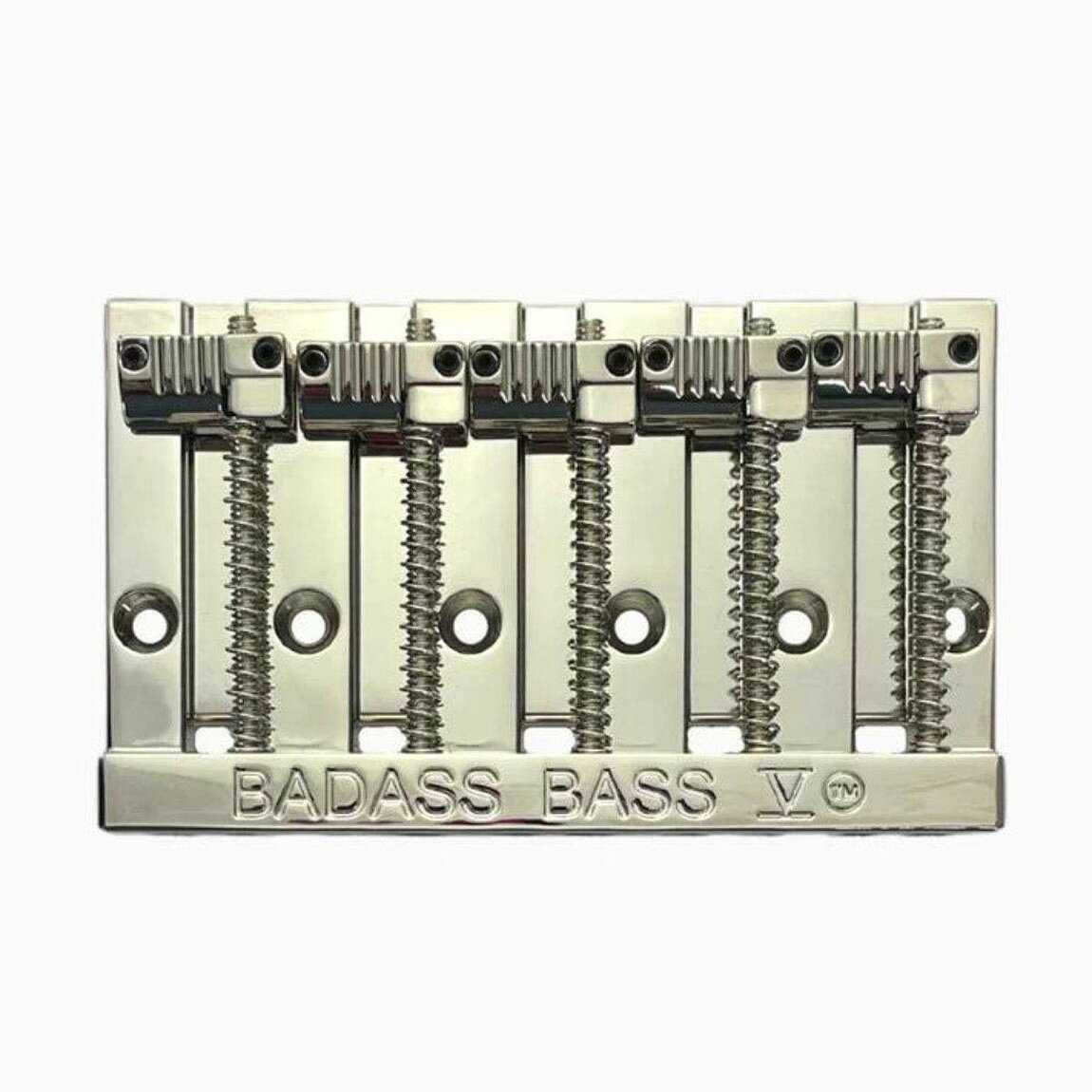 PRODUCT DETAILS ALLPARTS Leo Quan Badass V ベース用 ブリッジ 5弦 5弦J/Pタイプ用 ニッケル【商品仕様】・ ブランド：ALLPARTS / Leo Quan・ 型番：Badass V・ 品目：ベース用ブリッジ・ 対応弦数：5弦用・ 形状：5弦プレシジョンベース/ジャズベース用リプレイスメント・ 対応モデル：Fender 5弦モデル（4点留めまたは6点留め）・ 弦間ピッチ：17.5mm (0.69") 〜 19mm (0.75")・ 弦の張り方：トップロード（ブリッジ通し）/ 裏通し 双方対応・ 材質：高密度亜鉛合金・ カラー：ニッケル・ 付属品：取付用ネジ、弦高調整用レンチ【特徴】・ Fender 5弦ベースの4点留めおよび6点留めブリッジと互換性のあるリプレイスメントパーツです。・ 高密度の亜鉛合金を採用しており、弦振動の伝達を効率化し、サステインと明瞭な発音を支えます。・ 溝切り済みのサドルにより、プレイヤーの好みに合わせた弦間ピッチの微調整が容易です。・ Low-B弦の通し穴は、135ゲージ（標準）から145ゲージ（テーパーワウンド）まで対応する設計です。【ご注意】・ 取り付けには加工・配線作業が必要な場合があります。お手持ちの楽器との適合（弦数・サイズ・取付穴位置）をご確認のうえご注文ください。・ アクティブタイプは9V電池が必要です（電池は付属しない場合があります）。 ■ 商品について 海外輸入品（説明書は英語表記の場合あり） ■ ご注意 ・掲載画像は実物に近い色味になるよう調整しておりますが、ご利用の環境により差異が生じる場合があります。・複数店舗で在庫を共有しているため、ご注文後に在庫切れとなる場合がございます。 ■ 納期について お届けの目安を必ずご確認ください。 海外正規ルート仕入れ品 海外ブランド ▼ 海外正規ブランド店 正規代理店 ▼ 当 店 ※本商品は並行輸入品です 製造元は正規品と同一のブランド・メーカーです。当店では海外正規ルートより仕入れた商品を取り扱っております。流通ルートが異なるのみで、商品自体に違いはございません。 ── 当店の商品について ── 正規品のみ取り扱い 海外正規店・正規代理店から商品を直接仕入れ、国内に輸入して販売しております。 日本未入荷・海外限定モデルも多数 日本未入荷・海外限定モデルも多数取り扱っております。サイズ・カラー違いや海外限定で販売された製品など、日本では手に入りにくいアイテムをお届けいたします。 お求めやすい価格の理由 海外市場での価格差や流通ルートの違いにより、国内販売価格よりお求めやすくなっております。品質はそのままに、よりお手頃な価格でお届けいたします。 安心保証 ご使用前に万が一、製品に不具合がございました場合は、交換または商品代金のご返金にて対応させていただきます。商品到着後5日以内にご連絡ください。 ご注意 海外からの輸入品となります。海外輸送のため、外箱に軽微なスレ等がある場合がございますが、商品本体には影響ございません。 ※在庫状況は仕入先の在庫情報をもとに出来る限り正確に表示しておりますが、取寄せ商品のため、タイミングによりご注文後に欠品・キャンセルとなる場合がございます。 お探しの商品がございましたら、お気軽にご相談ください。