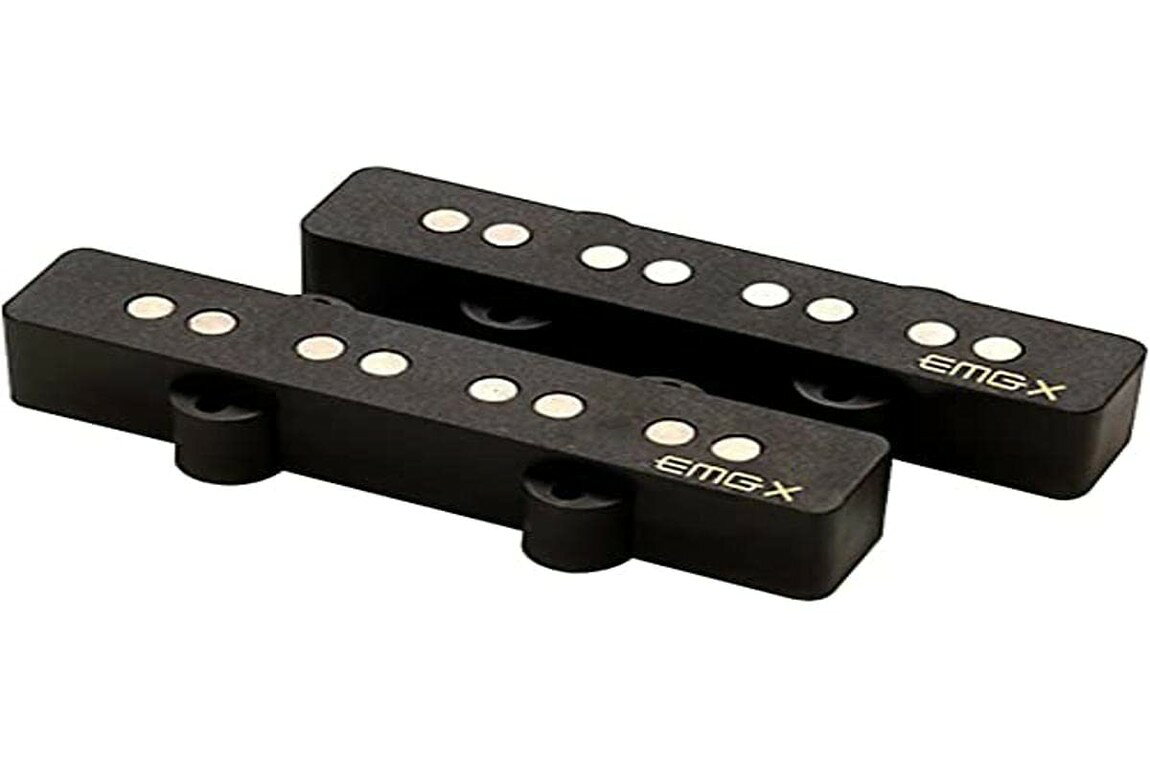 PRODUCT DETAILS EMG JV-X Set ベース用 ピックアップ 4弦 Jタイプ アクティブ ブラック【商品仕様】・ ブランド：EMG・ 型番：JV-X Set (EM940020)・ 品目：ベース用ピックアップ・ 対応弦数：4弦・ 形状：Jタイプ（ジャズベース用）・ アクティブ/パッシブ：アクティブ・ マグネット：ポールピース露出型・ カラー：ブラック・ 付属品：ボリューム・トーンコントロール、バッテリークリップ、出力ジャック、Quik-Connect配線ケーブル、取付図面【特徴】・ Xシリーズ専用に設計されたプリアンプを搭載し、オープンでダイナミックなサウンドを実現しています。・ 外観はポールピースが露出した伝統的なヴィンテージスタイルを採用しています。・ はんだ付けを最小限に抑えるEMG独自のQuik-Connect（クイックコネクト）システムに対応しています。・ 内部プリアンプには表面実装技術（SMT）が採用され、品質と信頼性を高めています。【ご注意】・ 取り付けには加工・配線作業が必要な場合があります。お手持ちの楽器との適合（弦数・サイズ・取付穴位置）をご確認のうえご注文ください。・ アクティブタイプは9V電池が必要です（電池は付属しない場合があります）。 ■ 商品について 海外輸入品（説明書は英語表記の場合あり） ■ ご注意 ・掲載画像は実物に近い色味になるよう調整しておりますが、ご利用の環境により差異が生じる場合があります。・複数店舗で在庫を共有しているため、ご注文後に在庫切れとなる場合がございます。 ■ 納期について お届けの目安を必ずご確認ください。 海外正規ルート仕入れ品 海外ブランド ▼ 海外正規ブランド店 正規代理店 ▼ 当 店 ※本商品は並行輸入品です 製造元は正規品と同一のブランド・メーカーです。当店では海外正規ルートより仕入れた商品を取り扱っております。流通ルートが異なるのみで、商品自体に違いはございません。 ── 当店の商品について ── 正規品のみ取り扱い 海外正規店・正規代理店から商品を直接仕入れ、国内に輸入して販売しております。 日本未入荷・海外限定モデルも多数 日本未入荷・海外限定モデルも多数取り扱っております。サイズ・カラー違いや海外限定で販売された製品など、日本では手に入りにくいアイテムをお届けいたします。 お求めやすい価格の理由 海外市場での価格差や流通ルートの違いにより、国内販売価格よりお求めやすくなっております。品質はそのままに、よりお手頃な価格でお届けいたします。 安心保証 ご使用前に万が一、製品に不具合がございました場合は、交換または商品代金のご返金にて対応させていただきます。商品到着後5日以内にご連絡ください。 ご注意 海外からの輸入品となります。海外輸送のため、外箱に軽微なスレ等がある場合がございますが、商品本体には影響ございません。 ※在庫状況は仕入先の在庫情報をもとに出来る限り正確に表示しておりますが、取寄せ商品のため、タイミングによりご注文後に欠品・キャンセルとなる場合がございます。 お探しの商品がございましたら、お気軽にご相談ください。