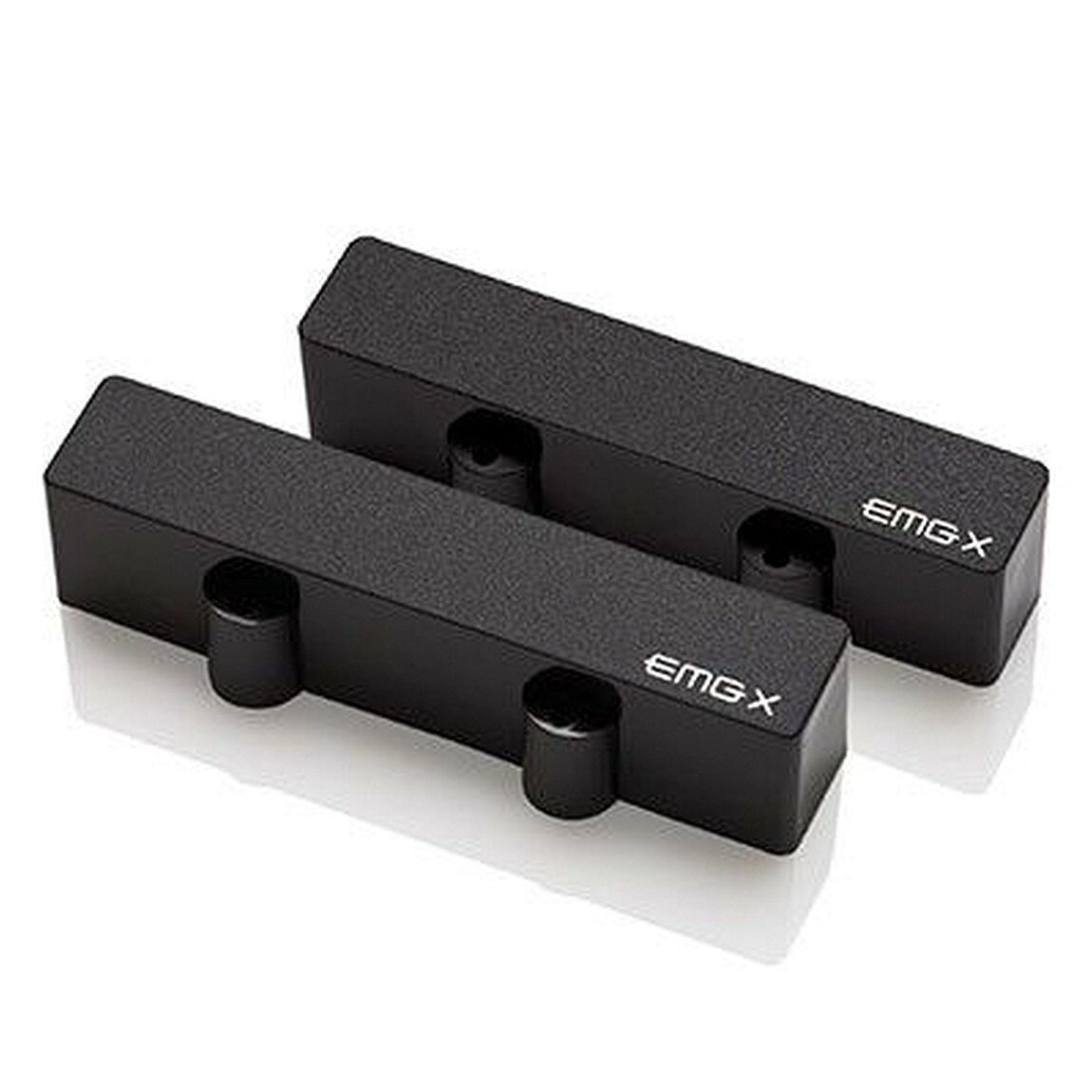 PRODUCT DETAILS EMG JCSX Set ベース用 ピックアップ 4弦 Jタイプ ネック・ブリッジセット アクティブ ブラック【商品仕様】・ ブランド：EMG・ 型番：JCSX Set・ 品目：ベース用ピックアップ・ 対応弦数：4弦・ 形状：Jタイプ・ 取付位置：ネック側・ブリッジ側セット・ アクティブ/パッシブ：アクティブ・ マグネット：セラミック、スチールポールピース・ プリアンプ：EMG Xシリーズ・ カラー：ブラック【特徴】・ セラミックマグネットとスチールポールピースを採用したJタイプピックアップのセットです。・ EMG Xシリーズのプリアンプを搭載し、ノイズを抑えつつパッシブのようなレスポンスとダイナミクスを実現しています。・ 従来のJタイプよりも温かみのあるトーンと、豊かな低音域を両立しています。【ご注意】・ 取り付けには加工・配線作業が必要な場合があります。お手持ちの楽器との適合（弦数・サイズ・取付穴位置）をご確認のうえご注文ください。・ アクティブタイプは9V電池が必要です（電池は付属しない場合があります）。 ■ 商品について 海外輸入品（説明書は英語表記の場合あり） ■ ご注意 ・掲載画像は実物に近い色味になるよう調整しておりますが、ご利用の環境により差異が生じる場合があります。・複数店舗で在庫を共有しているため、ご注文後に在庫切れとなる場合がございます。 ■ 納期について お届けの目安を必ずご確認ください。 海外正規ルート仕入れ品 海外ブランド ▼ 海外正規ブランド店 正規代理店 ▼ 当 店 ※本商品は並行輸入品です 製造元は正規品と同一のブランド・メーカーです。当店では海外正規ルートより仕入れた商品を取り扱っております。流通ルートが異なるのみで、商品自体に違いはございません。 ── 当店の商品について ── 正規品のみ取り扱い 海外正規店・正規代理店から商品を直接仕入れ、国内に輸入して販売しております。 日本未入荷・海外限定モデルも多数 日本未入荷・海外限定モデルも多数取り扱っております。サイズ・カラー違いや海外限定で販売された製品など、日本では手に入りにくいアイテムをお届けいたします。 お求めやすい価格の理由 海外市場での価格差や流通ルートの違いにより、国内販売価格よりお求めやすくなっております。品質はそのままに、よりお手頃な価格でお届けいたします。 安心保証 ご使用前に万が一、製品に不具合がございました場合は、交換または商品代金のご返金にて対応させていただきます。商品到着後5日以内にご連絡ください。 ご注意 海外からの輸入品となります。海外輸送のため、外箱に軽微なスレ等がある場合がございますが、商品本体には影響ございません。 ※在庫状況は仕入先の在庫情報をもとに出来る限り正確に表示しておりますが、取寄せ商品のため、タイミングによりご注文後に欠品・キャンセルとなる場合がございます。 お探しの商品がございましたら、お気軽にご相談ください。