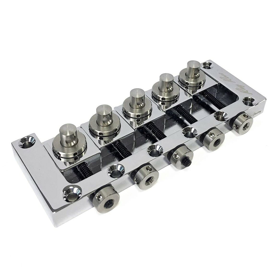 PRODUCT DETAILS Ray Ross Saddle-Less 5弦 ベース用 ブリッジ 17mmピッチ クローム【商品仕様】・ ブランド：Ray Ross・ 型番：Saddle-Less Bass Bridge・ 品目：ベース用ブリッジ・ 対応弦数：5弦・ 弦間ピッチ：17mm・ カラー：クローム【特徴】・ 従来のブリッジサドルを排除した独自のサドルレス構造を採用しています。・ 弦の振動をダイレクトにボディへ伝える設計が特徴のベース用ブリッジです。【ご注意】・ 取り付けには加工・配線作業が必要な場合があります。お手持ちの楽器との適合（弦数・サイズ・取付穴位置）をご確認のうえご注文ください。・ アクティブタイプは9V電池が必要です（電池は付属しない場合があります）。 ■ 商品について 海外輸入品（説明書は英語表記の場合あり） ■ ご注意 ・掲載画像は実物に近い色味になるよう調整しておりますが、ご利用の環境により差異が生じる場合があります。・複数店舗で在庫を共有しているため、ご注文後に在庫切れとなる場合がございます。 ■ 納期について お届けの目安を必ずご確認ください。 海外正規ルート仕入れ品 海外ブランド ▼ 海外正規ブランド店 正規代理店 ▼ 当 店 ※本商品は並行輸入品です 製造元は正規品と同一のブランド・メーカーです。当店では海外正規ルートより仕入れた商品を取り扱っております。流通ルートが異なるのみで、商品自体に違いはございません。 ── 当店の商品について ── 正規品のみ取り扱い 海外正規店・正規代理店から商品を直接仕入れ、国内に輸入して販売しております。 日本未入荷・海外限定モデルも多数 日本未入荷・海外限定モデルも多数取り扱っております。サイズ・カラー違いや海外限定で販売された製品など、日本では手に入りにくいアイテムをお届けいたします。 お求めやすい価格の理由 海外市場での価格差や流通ルートの違いにより、国内販売価格よりお求めやすくなっております。品質はそのままに、よりお手頃な価格でお届けいたします。 安心保証 ご使用前に万が一、製品に不具合がございました場合は、交換または商品代金のご返金にて対応させていただきます。商品到着後5日以内にご連絡ください。 ご注意 海外からの輸入品となります。海外輸送のため、外箱に軽微なスレ等がある場合がございますが、商品本体には影響ございません。 ※在庫状況は仕入先の在庫情報をもとに出来る限り正確に表示しておりますが、取寄せ商品のため、タイミングによりご注文後に欠品・キャンセルとなる場合がございます。 お探しの商品がございましたら、お気軽にご相談ください。