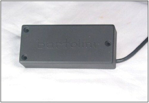 PRODUCT DETAILS Bartolini M55CBC-T ベース用 ピックアップ 5弦用 ソープバー ブリッジ側 パッシブ ブラック【商品仕様】・ ブランド：Bartolini・ 型番：M55CBC-T・ 品目：ベース用ピックアップ・ 対応弦数：5弦用・ 形状：M5 ソープバー（1.5" x 4.5"）・ 取付位置：ブリッジ側・ アクティブ/パッシブ：パッシブ・ 構造：デュアルコイル（ハムキャンセリング）・ マグネット：セラミックバー・ サイズ：114.30mm L x 38.10mm W・ 出力：Moderate・ カラー：ブラック【特徴】・ Classic Bassシリーズとして設計され、共振周波数帯域を広げることで明瞭な高音域と豊かな低中音域を両立しています。・ デュアルコイル・ハムキャンセリング構造により、ノイズを抑えたクリアなサウンドを出力します。・ マイクロフォニックノイズやハウリングを防止するため、内部はエポキシ樹脂で密封されています。・ 米国にてハンドメイドで組み立てられ、厳格な出力テストが実施されています。【ご注意】・ 取り付けには加工・配線作業が必要な場合があります。お手持ちの楽器との適合（弦数・サイズ・取付穴位置）をご確認のうえご注文ください。・ アクティブタイプは9V電池が必要です（電池は付属しない場合があります）。 ■ 商品について 海外輸入品（説明書は英語表記の場合あり） ■ ご注意 ・掲載画像は実物に近い色味になるよう調整しておりますが、ご利用の環境により差異が生じる場合があります。・複数店舗で在庫を共有しているため、ご注文後に在庫切れとなる場合がございます。 ■ 納期について お届けの目安を必ずご確認ください。 海外正規ルート仕入れ品 海外ブランド ▼ 海外正規ブランド店 正規代理店 ▼ 当 店 ※本商品は並行輸入品です 製造元は正規品と同一のブランド・メーカーです。当店では海外正規ルートより仕入れた商品を取り扱っております。流通ルートが異なるのみで、商品自体に違いはございません。 ── 当店の商品について ── 正規品のみ取り扱い 海外正規店・正規代理店から商品を直接仕入れ、国内に輸入して販売しております。 日本未入荷・海外限定モデルも多数 日本未入荷・海外限定モデルも多数取り扱っております。サイズ・カラー違いや海外限定で販売された製品など、日本では手に入りにくいアイテムをお届けいたします。 お求めやすい価格の理由 海外市場での価格差や流通ルートの違いにより、国内販売価格よりお求めやすくなっております。品質はそのままに、よりお手頃な価格でお届けいたします。 安心保証 ご使用前に万が一、製品に不具合がございました場合は、交換または商品代金のご返金にて対応させていただきます。商品到着後5日以内にご連絡ください。 ご注意 海外からの輸入品となります。海外輸送のため、外箱に軽微なスレ等がある場合がございますが、商品本体には影響ございません。 ※在庫状況は仕入先の在庫情報をもとに出来る限り正確に表示しておりますが、取寄せ商品のため、タイミングによりご注文後に欠品・キャンセルとなる場合がございます。 お探しの商品がございましたら、お気軽にご相談ください。