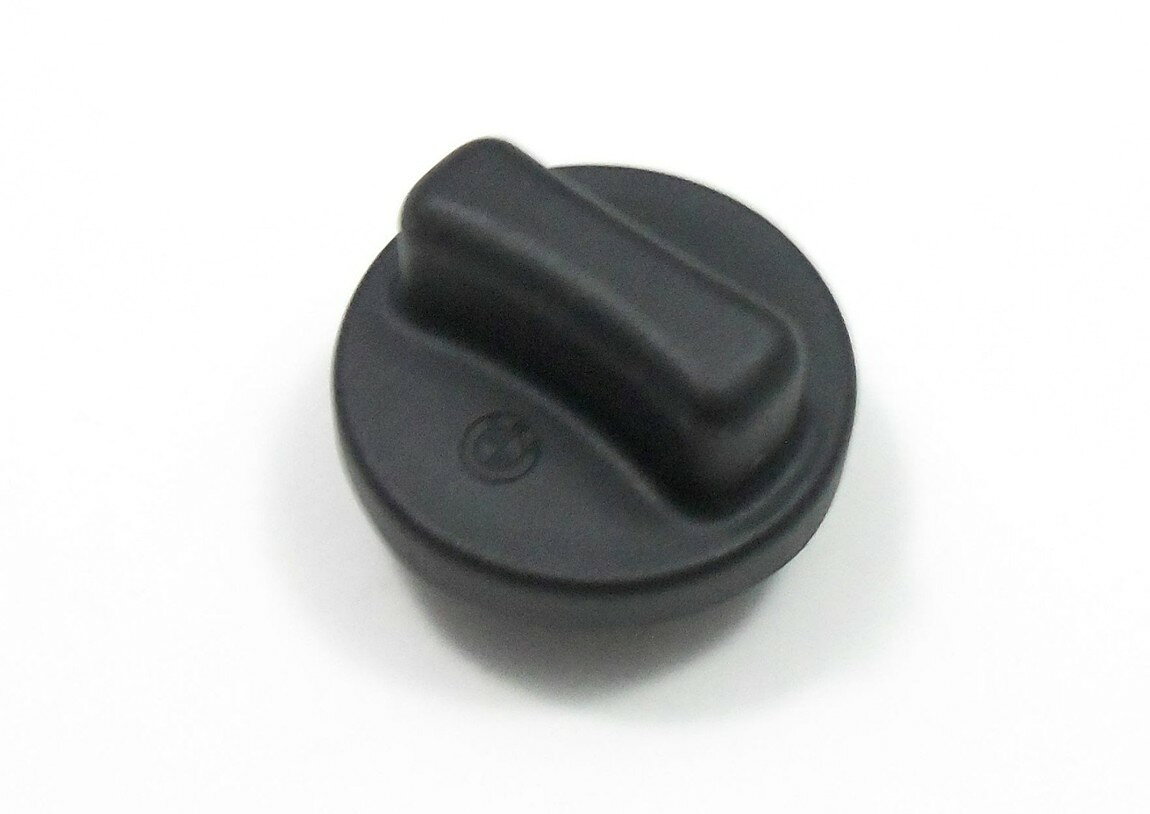 PRODUCT DETAILS BMW純正 フィラーキャップ ロック無し 汎用設計 エンジン部品【商品仕様】・ アイテム種別：フィラーキャップ・ 製造国：アメリカ・ 適合：汎用設計【特徴】・ 車両に標準装備されているものと同一のBMW純正部品です。・ エンジンの動作効率を維持するために設計されています。・ ロック機構のないタイプのフィラーキャップです。・ 純正部品のため、車両への取り付けに優れています。 ■ 商品について 海外輸入品（説明書は英語表記の場合あり） ■ ご注意 ・掲載画像は実物に近い色味になるよう調整しておりますが、ご利用の環境により差異が生じる場合があります。・複数店舗で在庫を共有しているため、ご注文後に在庫切れとなる場合がございます。 ■ 納期について お届けの目安を必ずご確認ください。 海外正規ルート仕入れ品 海外ブランド ▼ 海外正規ブランド店 正規代理店 ▼ 当 店 ※本商品は並行輸入品です 製造元は正規品と同一のブランド・メーカーです。当店では海外正規ルートより仕入れた商品を取り扱っております。流通ルートが異なるのみで、商品自体に違いはございません。 ── 当店の商品について ── 正規品のみ取り扱い 海外正規店・正規代理店から商品を直接仕入れ、国内に輸入して販売しております。 日本未入荷・海外限定モデルも多数 日本未入荷・海外限定モデルも多数取り扱っております。サイズ・カラー違いや海外限定で販売された製品など、日本では手に入りにくいアイテムをお届けいたします。 お求めやすい価格の理由 海外市場での価格差や流通ルートの違いにより、国内販売価格よりお求めやすくなっております。品質はそのままに、よりお手頃な価格でお届けいたします。 安心保証 ご使用前に万が一、製品に不具合がございました場合は、交換または商品代金のご返金にて対応させていただきます。商品到着後5日以内にご連絡ください。 ご注意 海外からの輸入品となります。海外輸送のため、外箱に軽微なスレ等がある場合がございますが、商品本体には影響ございません。 ※在庫状況は仕入先の在庫情報をもとに出来る限り正確に表示しておりますが、取寄せ商品のため、タイミングによりご注文後に欠品・キャンセルとなる場合がございます。 お探しの商品がございましたら、お気軽にご相談ください。