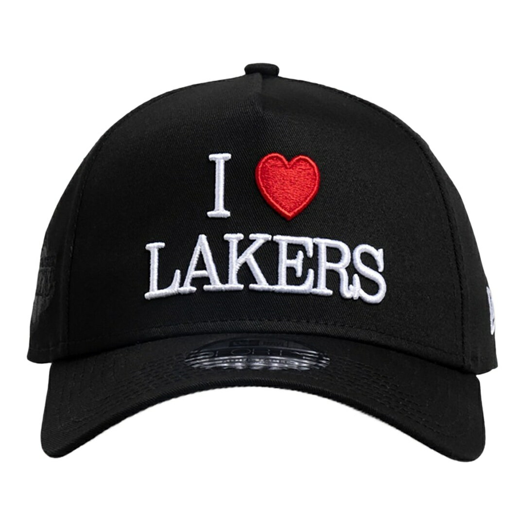 PRODUCT DETAILS New Era ロサンゼルス レイカーズ Lovers 9FORTY A-Frame キャップ 帽子 スナップバック NBA ブラック 黒【商品仕様】・ブランド：New Era・チーム：ロサンゼルス・レイカーズ (NBA)・モデル：9FORTY A-Frame・種別：スナップバックキャップ・カラー：ブラック【特徴】・フロントパネルを1つにまとめた独特のハイプロファイルな形状が特徴のA-Frameモデルです。・フロントにはチームロゴとLoversの刺繍デザインが施されています。・あらかじめ曲げられたプレカーブ仕様のバイザーを採用しています。・背面のスナップバックアジャスターにより、サイズ調整が可能です。・5パネル構造で型崩れしにくいシルエットを維持します。【サイズ展開】・フリー※海外正規品の並行輸入です。※モニターにより色味が異なって見える場合があります。 ■ 商品について 海外輸入品（説明書は英語表記の場合あり） ■ ご注意 ・掲載画像は実物に近い色味になるよう調整しておりますが、ご利用の環境により差異が生じる場合があります。・複数店舗で在庫を共有しているため、ご注文後に在庫切れとなる場合がございます。 ■ 納期について お届けの目安を必ずご確認ください。 海外正規ルート仕入れ品 海外ブランド ▼ 海外正規ブランド店 正規代理店 ▼ 当 店 ※本商品は並行輸入品です 製造元は正規品と同一のブランド・メーカーです。当店では海外正規ルートより仕入れた商品を取り扱っております。流通ルートが異なるのみで、商品自体に違いはございません。 ── 当店の商品について ── 正規品のみ取り扱い 海外正規店・正規代理店から商品を直接仕入れ、国内に輸入して販売しております。 日本未入荷・海外限定モデルも多数 日本未入荷・海外限定モデルも多数取り扱っております。サイズ・カラー違いや海外限定で販売された製品など、日本では手に入りにくいアイテムをお届けいたします。 お求めやすい価格の理由 海外市場での価格差や流通ルートの違いにより、国内販売価格よりお求めやすくなっております。品質はそのままに、よりお手頃な価格でお届けいたします。 安心保証 ご使用前に万が一、製品に不具合がございました場合は、交換または商品代金のご返金にて対応させていただきます。商品到着後5日以内にご連絡ください。 ご注意 海外からの輸入品となります。海外輸送のため、外箱に軽微なスレ等がある場合がございますが、商品本体には影響ございません。 ※在庫状況は仕入先の在庫情報をもとに出来る限り正確に表示しておりますが、取寄せ商品のため、タイミングによりご注文後に欠品・キャンセルとなる場合がございます。 お探しの商品がございましたら、お気軽にご相談ください。