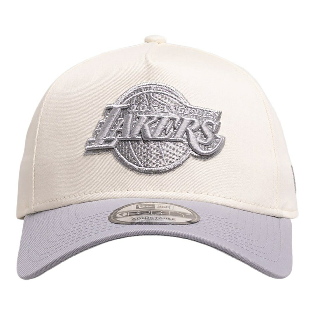 PRODUCT DETAILS New Era ロサンゼルス・レイカーズ Chrome Grey 9FORTY A-Frame スナップバック キャップ ホワイト シルバー NBA 帽子【商品仕様】・ ブランド：New Era・ チーム：ロサンゼルス・レイカーズ (NBA)・ カラー：ホワイト/シルバー・ 種別：9FORTY A-Frame スナップバック【特徴】・ フロントの2パネルを1つにまとめた独特のA-Frameシルエット。・ 5パネル構造による高めのクラウン形状。・ 後部のスナップバックでサイズ調整が可能。・ あらかじめ曲げられたプレカーブドバイザー仕様。・ フロントにチームロゴの刺繍レイアウト。【サイズ展開】・フリー※海外正規品の並行輸入です。※モニターにより色味が異なって見える場合があります。 ■ 商品について 海外輸入品（説明書は英語表記の場合あり） ■ ご注意 ・掲載画像は実物に近い色味になるよう調整しておりますが、ご利用の環境により差異が生じる場合があります。・複数店舗で在庫を共有しているため、ご注文後に在庫切れとなる場合がございます。 ■ 納期について お届けの目安を必ずご確認ください。 海外正規ルート仕入れ品 海外ブランド ▼ 海外正規ブランド店 正規代理店 ▼ 当 店 ※本商品は並行輸入品です 製造元は正規品と同一のブランド・メーカーです。当店では海外正規ルートより仕入れた商品を取り扱っております。流通ルートが異なるのみで、商品自体に違いはございません。 ── 当店の商品について ── 正規品のみ取り扱い 海外正規店・正規代理店から商品を直接仕入れ、国内に輸入して販売しております。 日本未入荷・海外限定モデルも多数 日本未入荷・海外限定モデルも多数取り扱っております。サイズ・カラー違いや海外限定で販売された製品など、日本では手に入りにくいアイテムをお届けいたします。 お求めやすい価格の理由 海外市場での価格差や流通ルートの違いにより、国内販売価格よりお求めやすくなっております。品質はそのままに、よりお手頃な価格でお届けいたします。 安心保証 ご使用前に万が一、製品に不具合がございました場合は、交換または商品代金のご返金にて対応させていただきます。商品到着後5日以内にご連絡ください。 ご注意 海外からの輸入品となります。海外輸送のため、外箱に軽微なスレ等がある場合がございますが、商品本体には影響ございません。 ※在庫状況は仕入先の在庫情報をもとに出来る限り正確に表示しておりますが、取寄せ商品のため、タイミングによりご注文後に欠品・キャンセルとなる場合がございます。 お探しの商品がございましたら、お気軽にご相談ください。