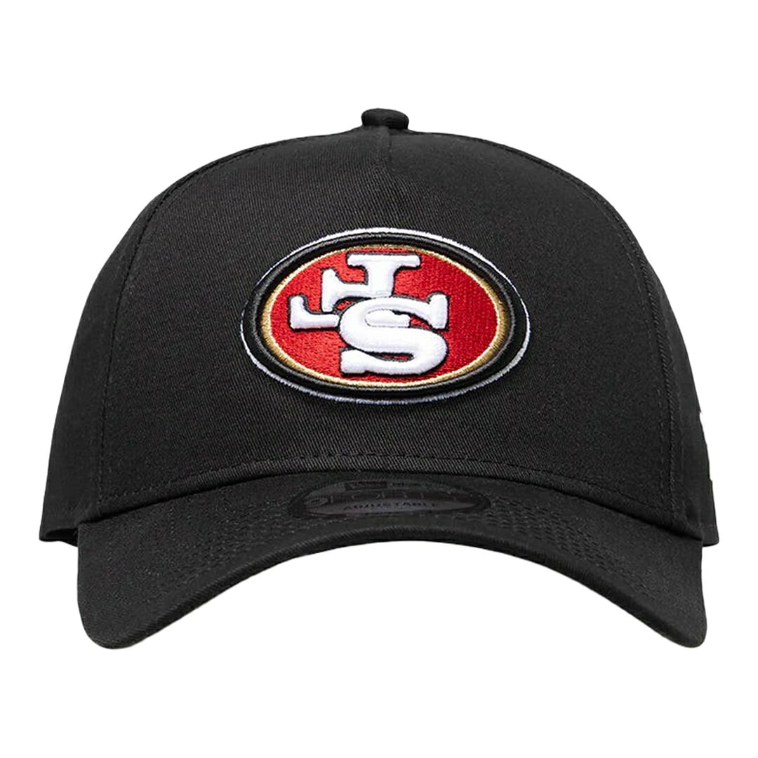 PRODUCT DETAILS New Era サンフランシスコ・フォーティナイナーズ アップサイドダウンロゴ 9FORTY A-Frame スナップバック キャップ ブラック NFL 49ers 帽子【商品仕様】・ ブランド：New Era・ チーム：サンフランシスコ・フォーティナイナーズ (NFL)・ モデル：9FORTY A-Frame・ カラー：ブラック/チームカラー・ 種別：スナップバックキャップ【特徴】・ フロントの2つのパネルを1つに統合し、上部を絞った独特なシルエットのA-Frameモデルです。・ フロントパネルには逆さまに配置されたチームロゴの刺繍が施されています。・ 後部のスナップバックにより、サイズ調整が可能なアジャスタブル仕様です。・ 5パネルの構造で、フロント部分には芯のあるしっかりとしたシルエットを採用しています。・ あらかじめカーブさせたプレカーブドバイザー仕様となっています。【サイズ展開】・フリー※海外正規品の並行輸入です。※モニターにより色味が異なって見える場合があります。 ■ 商品について 海外輸入品（説明書は英語表記の場合あり） ■ ご注意 ・掲載画像は実物に近い色味になるよう調整しておりますが、ご利用の環境により差異が生じる場合があります。・複数店舗で在庫を共有しているため、ご注文後に在庫切れとなる場合がございます。 ■ 納期について お届けの目安を必ずご確認ください。 海外正規ルート仕入れ品 海外ブランド ▼ 海外正規ブランド店 正規代理店 ▼ 当 店 ※本商品は並行輸入品です 製造元は正規品と同一のブランド・メーカーです。当店では海外正規ルートより仕入れた商品を取り扱っております。流通ルートが異なるのみで、商品自体に違いはございません。 ── 当店の商品について ── 正規品のみ取り扱い 海外正規店・正規代理店から商品を直接仕入れ、国内に輸入して販売しております。 日本未入荷・海外限定モデルも多数 日本未入荷・海外限定モデルも多数取り扱っております。サイズ・カラー違いや海外限定で販売された製品など、日本では手に入りにくいアイテムをお届けいたします。 お求めやすい価格の理由 海外市場での価格差や流通ルートの違いにより、国内販売価格よりお求めやすくなっております。品質はそのままに、よりお手頃な価格でお届けいたします。 安心保証 ご使用前に万が一、製品に不具合がございました場合は、交換または商品代金のご返金にて対応させていただきます。商品到着後5日以内にご連絡ください。 ご注意 海外からの輸入品となります。海外輸送のため、外箱に軽微なスレ等がある場合がございますが、商品本体には影響ございません。 ※在庫状況は仕入先の在庫情報をもとに出来る限り正確に表示しておりますが、取寄せ商品のため、タイミングによりご注文後に欠品・キャンセルとなる場合がございます。 お探しの商品がございましたら、お気軽にご相談ください。