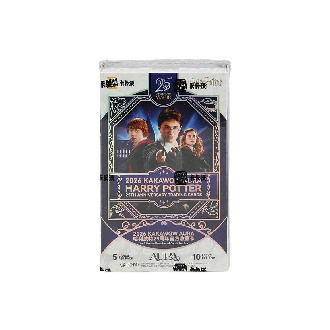 PRODUCT DETAILS ハリー・ポッター英語版 2026 Kakawow Harry Potter Aura ホビーボックス【商品仕様】1ボックス：10パック入り1パック：5枚入り総枚数：50枚【ボックス封入内容（メーカー公表の平均）】・リミテッドエディションカード：1〜4枚【ランダム封入（パラレル・インサート・サイン等）】・25周年記念直筆サインカード：45枚限定、Red（3枚限定）、Black（1枚限定）等・1/1（1枚限定）Blackパラレル、Peacockパラレル等の希少パラレルを収録・パラレル：Starlight（299枚限定）、Cyan（145枚限定）、Purple（45枚限定）、Green（25枚限定）等・多彩なインサート：Sorcerer's Stone, Deathly Hallows, Horcrux, Patron Saint 等・名シーンのカードや9名の俳優によるオートグラフカードをランダム封入【ご注意】・海外版（北米流通）の未開封ボックスです。カード・パッケージのテキストは英語表記です。・封入はランダムで、特定カードの封入を保証するものではありません。 ■ 商品について 海外輸入品（説明書は英語表記の場合あり） ■ ご注意 ・掲載画像は実物に近い色味になるよう調整しておりますが、ご利用の環境により差異が生じる場合があります。・複数店舗で在庫を共有しているため、ご注文後に在庫切れとなる場合がございます。 ■ 納期について お届けの目安を必ずご確認ください。 海外正規ルート仕入れ品 海外ブランド ▼ 海外正規ブランド店 正規代理店 ▼ 当 店 ※本商品は並行輸入品です 製造元は正規品と同一のブランド・メーカーです。当店では海外正規ルートより仕入れた商品を取り扱っております。流通ルートが異なるのみで、商品自体に違いはございません。 ── 当店の商品について ── 正規品のみ取り扱い 海外正規店・正規代理店から商品を直接仕入れ、国内に輸入して販売しております。 日本未入荷・海外限定モデルも多数 日本未入荷・海外限定モデルも多数取り扱っております。サイズ・カラー違いや海外限定で販売された製品など、日本では手に入りにくいアイテムをお届けいたします。 お求めやすい価格の理由 海外市場での価格差や流通ルートの違いにより、国内販売価格よりお求めやすくなっております。品質はそのままに、よりお手頃な価格でお届けいたします。 安心保証 ご使用前に万が一、製品に不具合がございました場合は、交換または商品代金のご返金にて対応させていただきます。商品到着後5日以内にご連絡ください。 ご注意 海外からの輸入品となります。海外輸送のため、外箱に軽微なスレ等がある場合がございますが、商品本体には影響ございません。 ※在庫状況は仕入先の在庫情報をもとに出来る限り正確に表示しておりますが、取寄せ商品のため、タイミングによりご注文後に欠品・キャンセルとなる場合がございます。 お探しの商品がございましたら、お気軽にご相談ください。