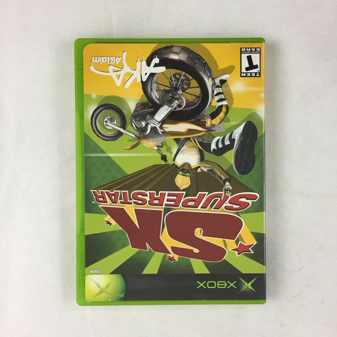PRODUCT DETAILS 【商品情報】・商品名：SX Superstar - Xbox・対応機種：Xbox(初代)（Xbox）・仕様：北米版（NTSC-U/C）・言語：英語【コンディション】・新品未開封の海外直輸入品です。・パッケージに輸送によるスレ・小傷がある場合があります。 ■ 北米版ゲームについてのご注意（必ずお読みください） 【北米版 ゲームについてのご注意】こちらの商品は、海外仕様のゲームソフトです。・Xbox(初代)（Xbox）は本体にリージョン制限があるため、日本国内の本体では通常そのままプレイすることはできません。・北米版の本体など、ソフトに対応した本体が必要です。・ゲーム内の表示および音声は、基本的に英語などの外国語です。日本語には対応していない場合があります。・映像方式や接続するテレビ・モニターによっては、正常に表示されない場合があります。・海外版であることや、お手持ちの本体で使用できないことを理由とした返品・交換はお受けできません。 ■ ご注意 ・掲載画像は実物に近い色味になるよう調整しておりますが、ご利用の環境により差異が生じる場合があります。・複数店舗で在庫を共有しているため、ご注文後に在庫切れとなる場合がございます。・海外倉庫からのお取り寄せのため、発送までに数日〜2〜3週間程度かかる場合があります。 ■ 納期についてお届けの目安を必ずご確認ください。 ご注意 海外からの輸入品となります。海外輸送のため、外箱に軽微なスレ等がある場合がございますが、商品本体には影響ございません。 ※在庫状況は仕入先の在庫情報をもとに出来る限り正確に表示しておりますが、取寄せ商品のため、タイミングによりご注文後に欠品・キャンセルとなる場合がございます。