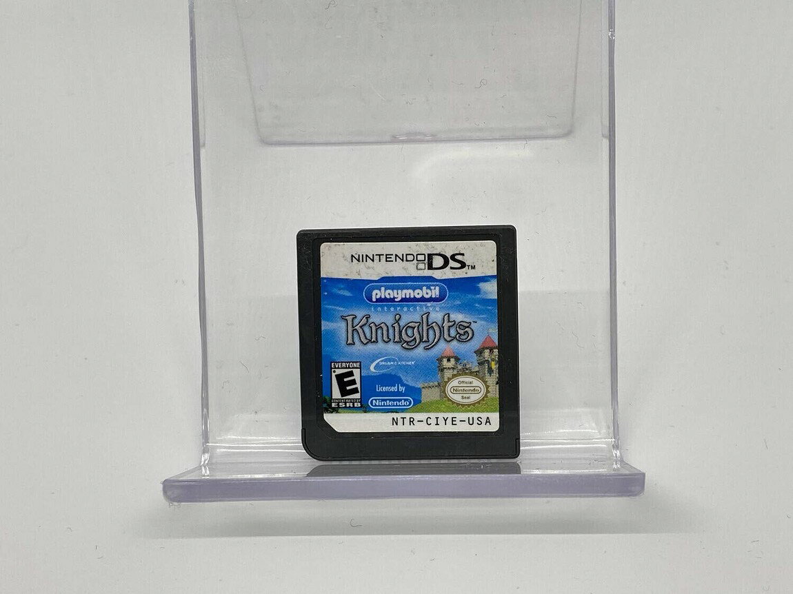 PRODUCT DETAILS 【商品情報】・商品名：Playmobil: Knights - Nintendo DS・対応機種：ニンテンドーDS（DS）・仕様：北米版（NTSC-U/C）・言語：英語【コンディション】・新品未開封の海外直輸入品です。・パッケージに輸送によるスレ・小傷がある場合があります。 ■ 北米版ゲームについてのご注意（必ずお読みください） 【北米版 ゲームについてのご注意】こちらの商品は、北米版（海外仕様）のゲームソフトです。・ニンテンドーDS（DS）本体はリージョンフリーのため、日本国内の本体でもプレイいただけます。・ゲーム内の表示および音声は、基本的に英語です。日本語には対応していない場合があります。・オンライン機能・ダウンロードコンテンツ等は、アカウントの地域により利用できない場合があります。・海外版であることを理由とした返品・交換はお受けできません。 ■ ご注意 ・掲載画像は実物に近い色味になるよう調整しておりますが、ご利用の環境により差異が生じる場合があります。・複数店舗で在庫を共有しているため、ご注文後に在庫切れとなる場合がございます。・海外倉庫からのお取り寄せのため、発送までに数日〜2〜3週間程度かかる場合があります。 ■ 納期についてお届けの目安を必ずご確認ください。 ご注意 海外からの輸入品となります。海外輸送のため、外箱に軽微なスレ等がある場合がございますが、商品本体には影響ございません。 ※在庫状況は仕入先の在庫情報をもとに出来る限り正確に表示しておりますが、取寄せ商品のため、タイミングによりご注文後に欠品・キャンセルとなる場合がございます。