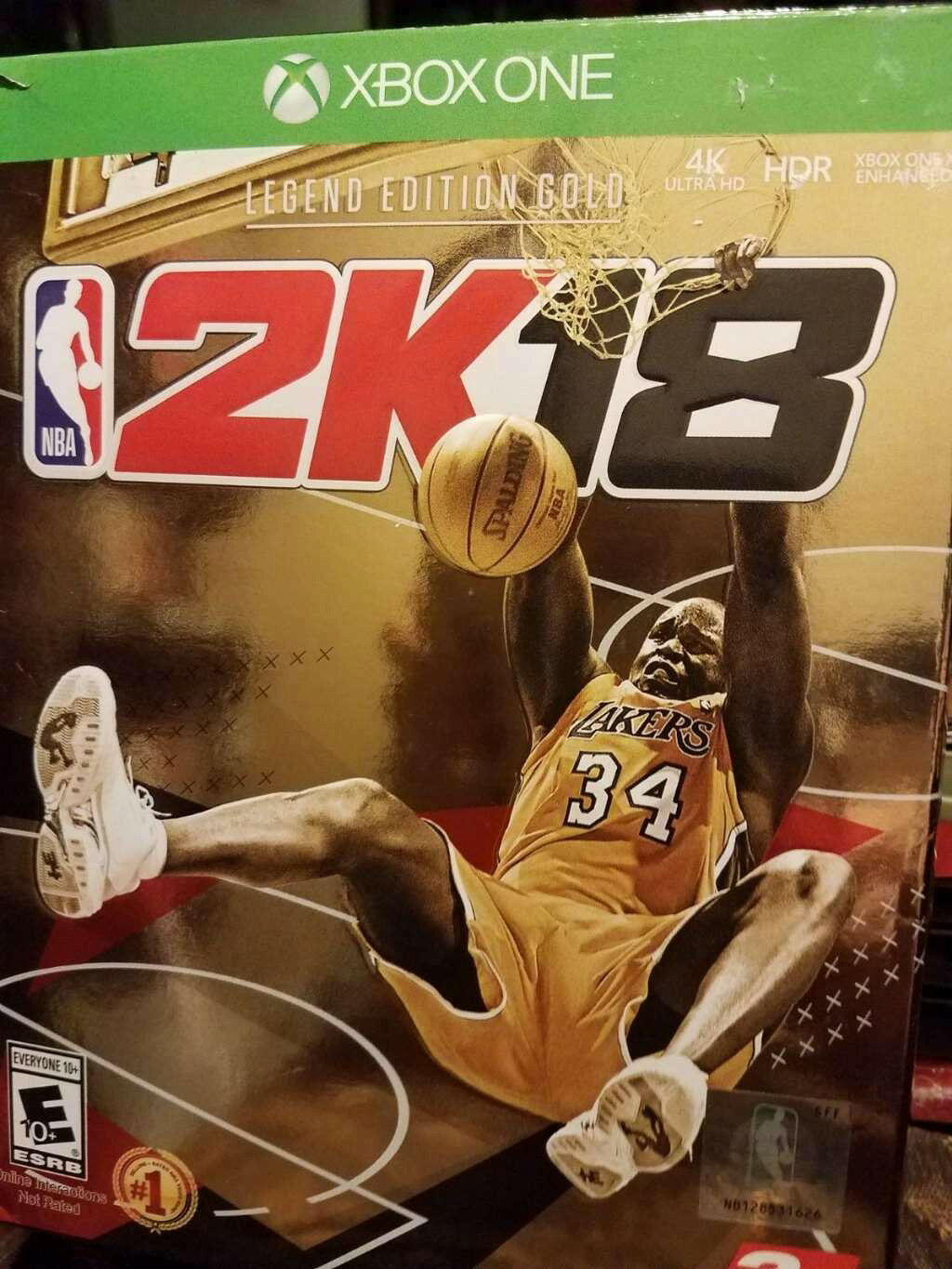 PRODUCT DETAILS 【商品情報】・商品名：NBA 2K18 Legend Gold - Xbox One・対応機種：Xbox One（Xbox One）・仕様：北米版（NTSC-U/C）・言語：英語【コンディション】・新品未開封の海外直輸入品です。・パッケージに輸送によるスレ・小傷がある場合があります。 ■ 北米版ゲームについてのご注意（必ずお読みください） 【北米版 ゲームについてのご注意】こちらの商品は、北米版（海外仕様）のゲームソフトです。・Xbox One（Xbox One）本体はリージョンフリーのため、日本国内の本体でもプレイいただけます。・ゲーム内の表示および音声は、基本的に英語です。日本語には対応していない場合があります。・オンライン機能・ダウンロードコンテンツ等は、アカウントの地域により利用できない場合があります。・海外版であることを理由とした返品・交換はお受けできません。 ■ ご注意 ・掲載画像は実物に近い色味になるよう調整しておりますが、ご利用の環境により差異が生じる場合があります。・複数店舗で在庫を共有しているため、ご注文後に在庫切れとなる場合がございます。・海外倉庫からのお取り寄せのため、発送までに数日〜2〜3週間程度かかる場合があります。 ■ 納期についてお届けの目安を必ずご確認ください。 ご注意 海外からの輸入品となります。海外輸送のため、外箱に軽微なスレ等がある場合がございますが、商品本体には影響ございません。 ※在庫状況は仕入先の在庫情報をもとに出来る限り正確に表示しておりますが、取寄せ商品のため、タイミングによりご注文後に欠品・キャンセルとなる場合がございます。