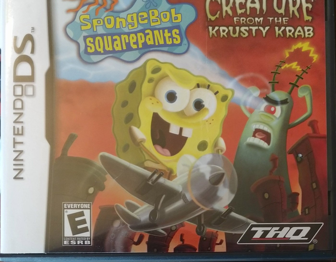 PRODUCT DETAILS 【商品情報】・商品名：SpongeBob SquarePants: The Creature from the Krusty Krab for Nintendo DS・対応機種：ニンテンドーDS（Nintendo DS）・仕様：北米版・言語：英語【コンディション】・新品・海外直輸入品です。・パッケージに輸送によるスレ・小傷がある場合があります。 ■ 日本国内のDS本体でプレイいただけます ニンテンドーDS／DS Lite 本体はリージョンフリーのため、北米版のソフトも日本国内で購入された本体でそのままプレイいただけます。 ■ 北米版ゲームについてのご注意（必ずお読みください） ・ゲーム内の表示および音声は英語です。日本語には対応しておりません。・ニンテンドーDSi／DSi LL／3DSシリーズでは、通常のDSソフトはプレイできますが、「DSi専用」「DSi拡張」ソフトは地域制限により動作しません。・任天堂のオンラインサービス（ニンテンドーWi-Fiコネクション）は終了しているため、通信対戦・配信要素はご利用いただけません。・パッケージ・取扱説明書はすべて英語表記です。・海外版であること、およびお手持ちの本体で使用できないことを理由とした返品・交換はお受けできません。 ■ ご注意 ・掲載画像は実物に近い色味になるよう調整しておりますが、ご利用の環境により差異が生じる場合があります。・複数店舗で在庫を共有しているため、ご注文後に在庫切れとなる場合がございます。・海外倉庫からのお取り寄せのため、発送までに数日〜2〜3週間程度かかる場合があります。 ■ 納期についてお届けの目安を必ずご確認ください。 ご注意 海外からの輸入品となります。海外輸送のため、外箱に軽微なスレ等がある場合がございますが、商品本体には影響ございません。 ※在庫状況は仕入先の在庫情報をもとに出来る限り正確に表示しておりますが、取寄せ商品のため、タイミングによりご注文後に欠品・キャンセルとなる場合がございます。
