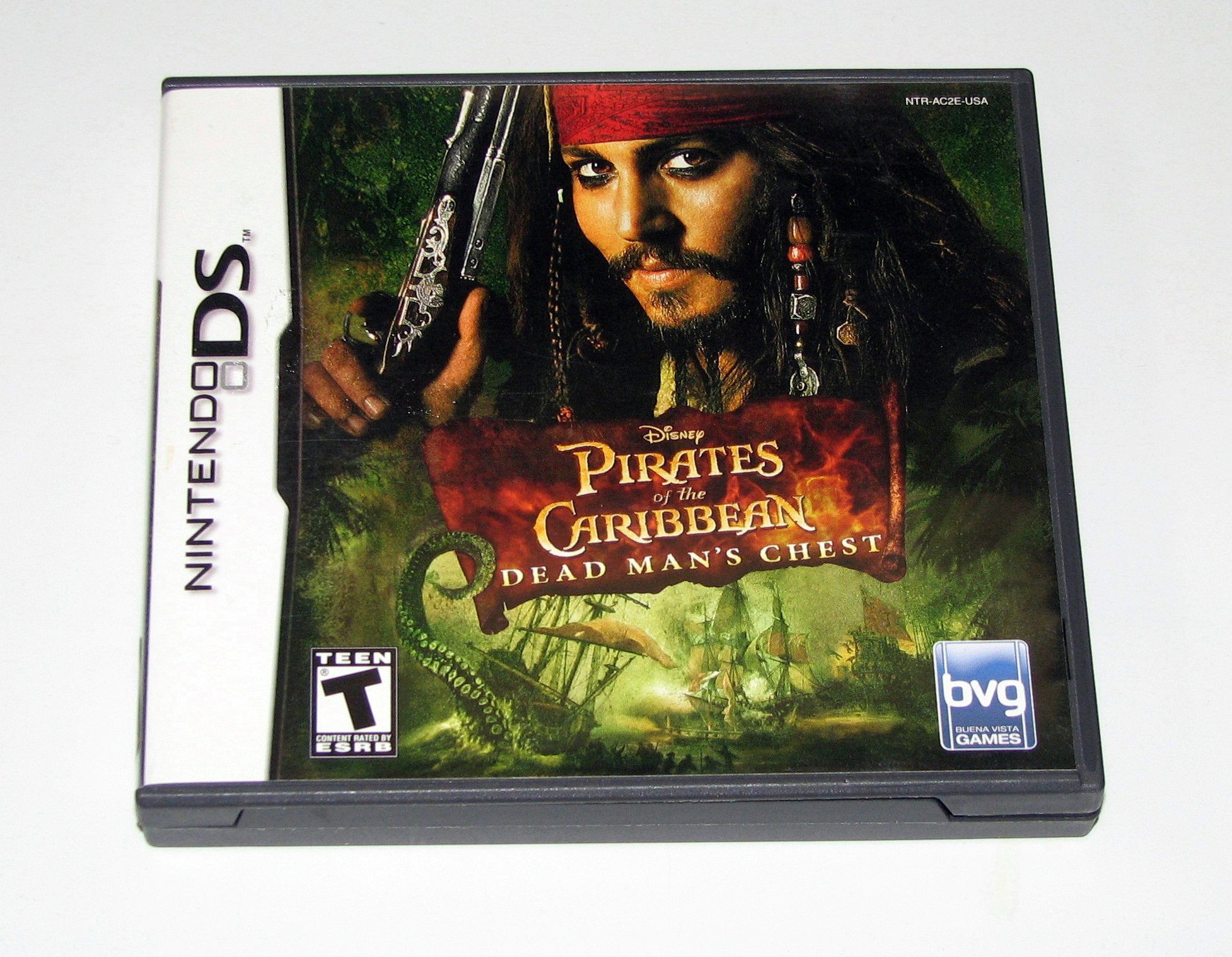 PRODUCT DETAILS 【商品情報】・商品名：Pirates of the Caribbean Dead Man's Chest - Nintendo DS・対応機種：ニンテンドーDS（Nintendo DS）・仕様：北米版・言語：英語【コンディション】・新品・海外直輸入品です。・パッケージに輸送によるスレ・小傷がある場合があります。 ■ 日本国内のDS本体でプレイいただけます ニンテンドーDS／DS Lite 本体はリージョンフリーのため、北米版のソフトも日本国内で購入された本体でそのままプレイいただけます。 ■ 北米版ゲームについてのご注意（必ずお読みください） ・ゲーム内の表示および音声は英語です。日本語には対応しておりません。・ニンテンドーDSi／DSi LL／3DSシリーズでは、通常のDSソフトはプレイできますが、「DSi専用」「DSi拡張」ソフトは地域制限により動作しません。・任天堂のオンラインサービス（ニンテンドーWi-Fiコネクション）は終了しているため、通信対戦・配信要素はご利用いただけません。・パッケージ・取扱説明書はすべて英語表記です。・海外版であること、およびお手持ちの本体で使用できないことを理由とした返品・交換はお受けできません。 ■ ご注意 ・掲載画像は実物に近い色味になるよう調整しておりますが、ご利用の環境により差異が生じる場合があります。・複数店舗で在庫を共有しているため、ご注文後に在庫切れとなる場合がございます。・海外倉庫からのお取り寄せのため、発送までに数日〜2〜3週間程度かかる場合があります。 ■ 納期についてお届けの目安を必ずご確認ください。 ご注意 海外からの輸入品となります。海外輸送のため、外箱に軽微なスレ等がある場合がございますが、商品本体には影響ございません。 ※在庫状況は仕入先の在庫情報をもとに出来る限り正確に表示しておりますが、取寄せ商品のため、タイミングによりご注文後に欠品・キャンセルとなる場合がございます。