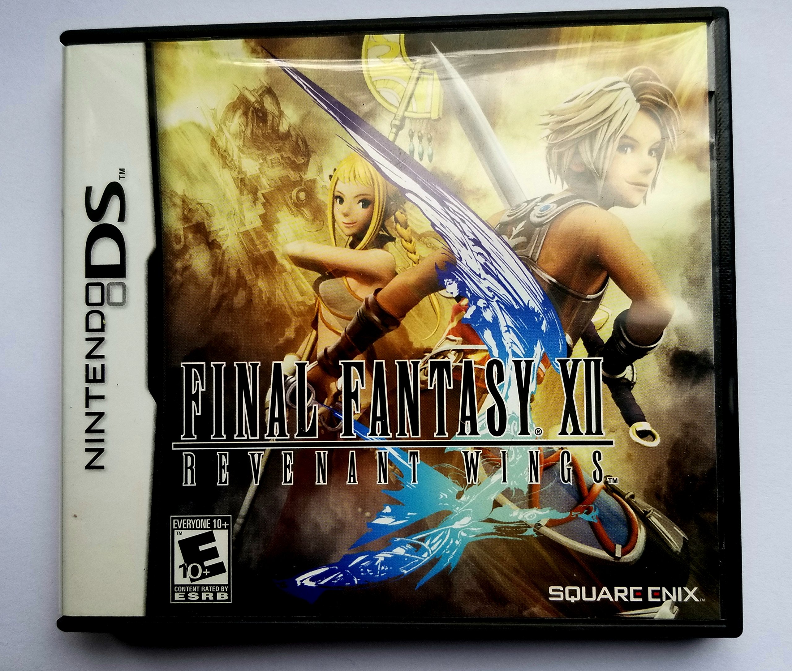 PRODUCT DETAILS 【商品情報】・商品名：Final Fantasy XII: Revenant Wings - Nintendo DS・対応機種：ニンテンドーDS（Nintendo DS）・仕様：北米版・言語：英語【コンディション】・新品・海外直輸入品です。・パッケージに輸送によるスレ・小傷がある場合があります。 ■ 日本国内のDS本体でプレイいただけます ニンテンドーDS／DS Lite 本体はリージョンフリーのため、北米版のソフトも日本国内で購入された本体でそのままプレイいただけます。 ■ 北米版ゲームについてのご注意（必ずお読みください） ・ゲーム内の表示および音声は英語です。日本語には対応しておりません。・ニンテンドーDSi／DSi LL／3DSシリーズでは、通常のDSソフトはプレイできますが、「DSi専用」「DSi拡張」ソフトは地域制限により動作しません。・任天堂のオンラインサービス（ニンテンドーWi-Fiコネクション）は終了しているため、通信対戦・配信要素はご利用いただけません。・パッケージ・取扱説明書はすべて英語表記です。・海外版であること、およびお手持ちの本体で使用できないことを理由とした返品・交換はお受けできません。 ■ ご注意 ・掲載画像は実物に近い色味になるよう調整しておりますが、ご利用の環境により差異が生じる場合があります。・複数店舗で在庫を共有しているため、ご注文後に在庫切れとなる場合がございます。・海外倉庫からのお取り寄せのため、発送までに数日〜2〜3週間程度かかる場合があります。 ■ 納期についてお届けの目安を必ずご確認ください。 ご注意 海外からの輸入品となります。海外輸送のため、外箱に軽微なスレ等がある場合がございますが、商品本体には影響ございません。 ※在庫状況は仕入先の在庫情報をもとに出来る限り正確に表示しておりますが、取寄せ商品のため、タイミングによりご注文後に欠品・キャンセルとなる場合がございます。