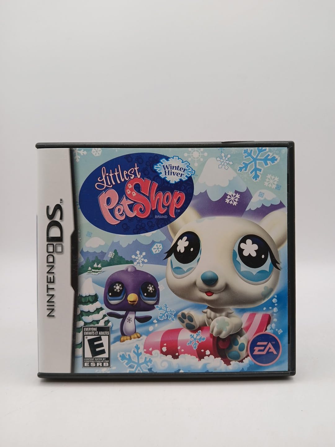 PRODUCT DETAILS 【商品情報】・商品名：Littlest Pet Shop: Winter - Nintendo DS・対応機種：ニンテンドーDS（Nintendo DS）・仕様：北米版・言語：英語【コンディション】・新品・海外直輸入品です。・パッケージに輸送によるスレ・小傷がある場合があります。 ■ 日本国内のDS本体でプレイいただけます ニンテンドーDS／DS Lite 本体はリージョンフリーのため、北米版のソフトも日本国内で購入された本体でそのままプレイいただけます。 ■ 北米版ゲームについてのご注意（必ずお読みください） ・ゲーム内の表示および音声は英語です。日本語には対応しておりません。・ニンテンドーDSi／DSi LL／3DSシリーズでは、通常のDSソフトはプレイできますが、「DSi専用」「DSi拡張」ソフトは地域制限により動作しません。・任天堂のオンラインサービス（ニンテンドーWi-Fiコネクション）は終了しているため、通信対戦・配信要素はご利用いただけません。・パッケージ・取扱説明書はすべて英語表記です。・海外版であること、およびお手持ちの本体で使用できないことを理由とした返品・交換はお受けできません。 ■ ご注意 ・掲載画像は実物に近い色味になるよう調整しておりますが、ご利用の環境により差異が生じる場合があります。・複数店舗で在庫を共有しているため、ご注文後に在庫切れとなる場合がございます。・海外倉庫からのお取り寄せのため、発送までに数日〜2〜3週間程度かかる場合があります。 ■ 納期についてお届けの目安を必ずご確認ください。 ご注意 海外からの輸入品となります。海外輸送のため、外箱に軽微なスレ等がある場合がございますが、商品本体には影響ございません。 ※在庫状況は仕入先の在庫情報をもとに出来る限り正確に表示しておりますが、取寄せ商品のため、タイミングによりご注文後に欠品・キャンセルとなる場合がございます。