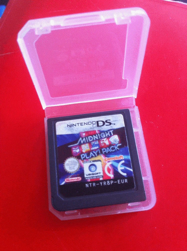 PRODUCT DETAILS 【商品情報】・商品名：Midnight Play Pack - Nintendo DS・対応機種：ニンテンドーDS（Nintendo DS）・仕様：北米版・言語：英語【コンディション】・新品・海外直輸入品です。・パッケージに輸送によるスレ・小傷がある場合があります。 ■ 日本国内のDS本体でプレイいただけます ニンテンドーDS／DS Lite 本体はリージョンフリーのため、北米版のソフトも日本国内で購入された本体でそのままプレイいただけます。 ■ 北米版ゲームについてのご注意（必ずお読みください） ・ゲーム内の表示および音声は英語です。日本語には対応しておりません。・ニンテンドーDSi／DSi LL／3DSシリーズでは、通常のDSソフトはプレイできますが、「DSi専用」「DSi拡張」ソフトは地域制限により動作しません。・任天堂のオンラインサービス（ニンテンドーWi-Fiコネクション）は終了しているため、通信対戦・配信要素はご利用いただけません。・パッケージ・取扱説明書はすべて英語表記です。・海外版であること、およびお手持ちの本体で使用できないことを理由とした返品・交換はお受けできません。 ■ ご注意 ・掲載画像は実物に近い色味になるよう調整しておりますが、ご利用の環境により差異が生じる場合があります。・複数店舗で在庫を共有しているため、ご注文後に在庫切れとなる場合がございます。・海外倉庫からのお取り寄せのため、発送までに数日〜2〜3週間程度かかる場合があります。 ■ 納期についてお届けの目安を必ずご確認ください。 ご注意 海外からの輸入品となります。海外輸送のため、外箱に軽微なスレ等がある場合がございますが、商品本体には影響ございません。 ※在庫状況は仕入先の在庫情報をもとに出来る限り正確に表示しておりますが、取寄せ商品のため、タイミングによりご注文後に欠品・キャンセルとなる場合がございます。