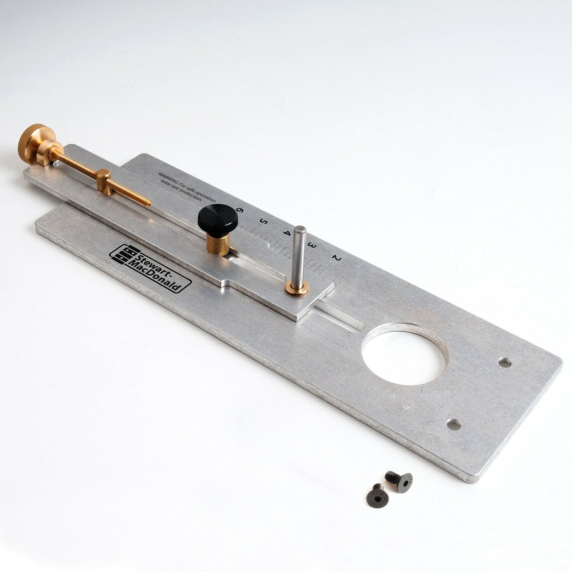 PRODUCT DETAILS StewMac サウンドホール・ロゼット ルーター治具 溝加工用 ギター 製作工具 直径50.8-152.4mm Soundhole and Rosette Routing Jig【商品仕様】・ ブランド：StewMac・ 型番：Soundhole and Rosette Routing Jig・ 品目：ルーター治具・ 用途：サウンドホールおよびロゼットの溝加工・ 対応楽器：アコースティックギター、ウクレレ・ 加工径：直径2インチ〜6インチ（約50.8mm〜152.4mm）・ 材質：アルミニウム、真鍮・ 付属品：3/16インチ（約4.76mm）位置決めピン、取り付けネジ、説明書・ 備考：使用には別途プレシジョン・ルーターベースとドレメル等のロータリーツールが必要です。【特徴】・ アコースティックギターやウクレレのサウンドホール、ロゼット溝を正確な円形に加工するための治具です。・ インデックススケールにより切削径を素早く設定でき、最小2インチから最大6インチまでの加工に対応します。・ 付属の位置決めピンを中心点として治具を回転させることで、正確な同心円状の切削が可能です。・ アルミニウムと真鍮の削り出しパーツで構成されており、スムーズで安定したルーティング作業をサポートします。【ご注意】・ 米国仕様の製品です。インチ規格のサイズ・番手表記の場合があります。・ 工具の使用には楽器リペアの知識が必要です。作業による楽器の損傷について当店は責任を負いかねます。 ■ 商品について 海外輸入品（説明書は英語表記の場合あり） ■ ご注意 ・掲載画像は実物に近い色味になるよう調整しておりますが、ご利用の環境により差異が生じる場合があります。・複数店舗で在庫を共有しているため、ご注文後に在庫切れとなる場合がございます。 ■ 納期について お届けの目安を必ずご確認ください。 海外正規ルート仕入れ品 海外ブランド ▼ 海外正規ブランド店 正規代理店 ▼ 当 店 ※本商品は並行輸入品です 製造元は正規品と同一のブランド・メーカーです。当店では海外正規ルートより仕入れた商品を取り扱っております。流通ルートが異なるのみで、商品自体に違いはございません。 ── 当店の商品について ── 正規品のみ取り扱い 海外正規店・正規代理店から商品を直接仕入れ、国内に輸入して販売しております。 日本未入荷・海外限定モデルも多数 日本未入荷・海外限定モデルも多数取り扱っております。サイズ・カラー違いや海外限定で販売された製品など、日本では手に入りにくいアイテムをお届けいたします。 お求めやすい価格の理由 海外市場での価格差や流通ルートの違いにより、国内販売価格よりお求めやすくなっております。品質はそのままに、よりお手頃な価格でお届けいたします。 安心保証 ご使用前に万が一、製品に不具合がございました場合は、交換または商品代金のご返金にて対応させていただきます。商品到着後5日以内にご連絡ください。 ご注意 海外からの輸入品となります。海外輸送のため、外箱に軽微なスレ等がある場合がございますが、商品本体には影響ございません。 ※在庫状況は仕入先の在庫情報をもとに出来る限り正確に表示しておりますが、取寄せ商品のため、タイミングによりご注文後に欠品・キャンセルとなる場合がございます。 お探しの商品がございましたら、お気軽にご相談ください。